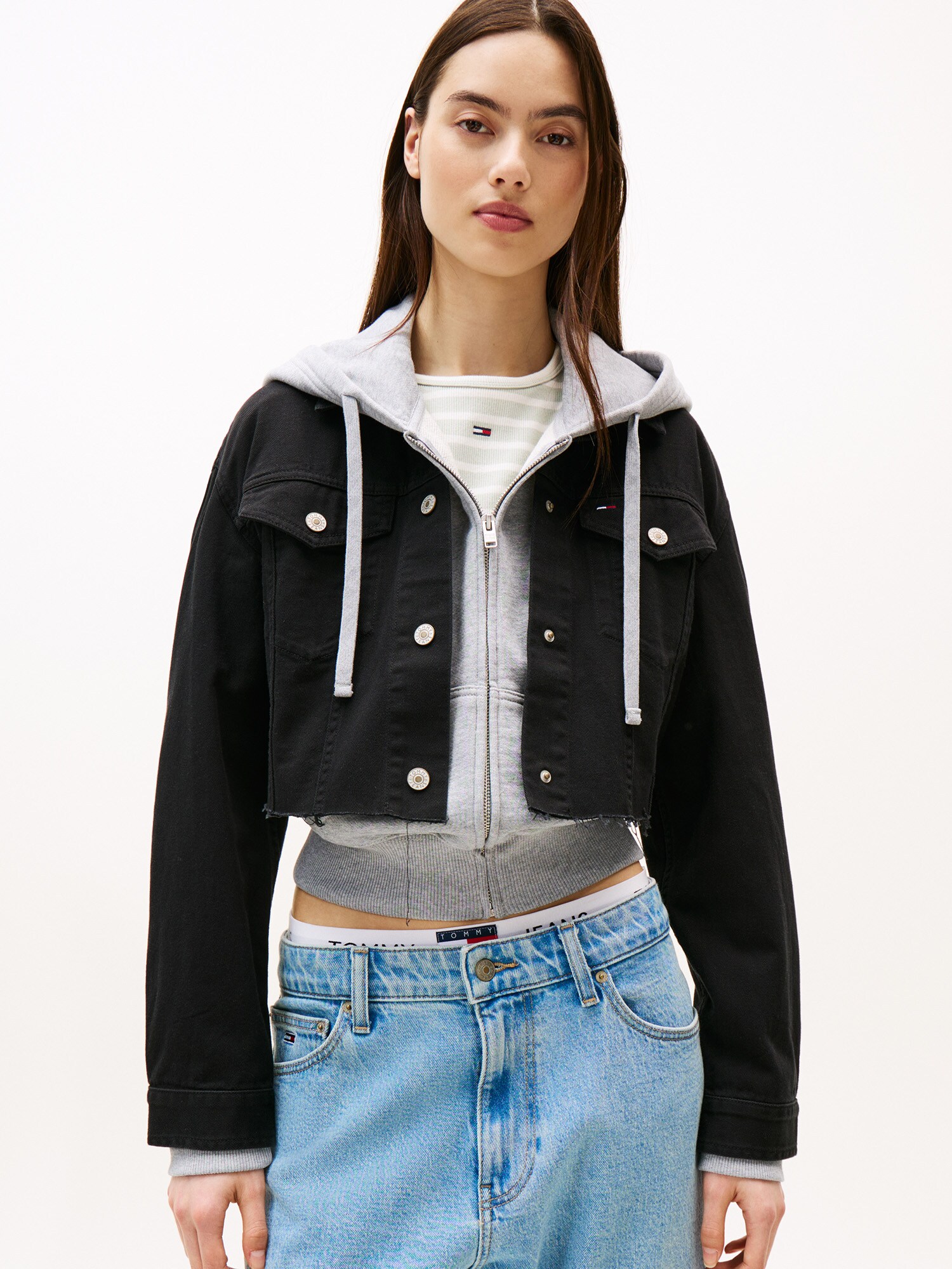 Tommy Jeans Átmeneti dzseki  piros / fekete / fekete farmer / fehér termék 2. képe