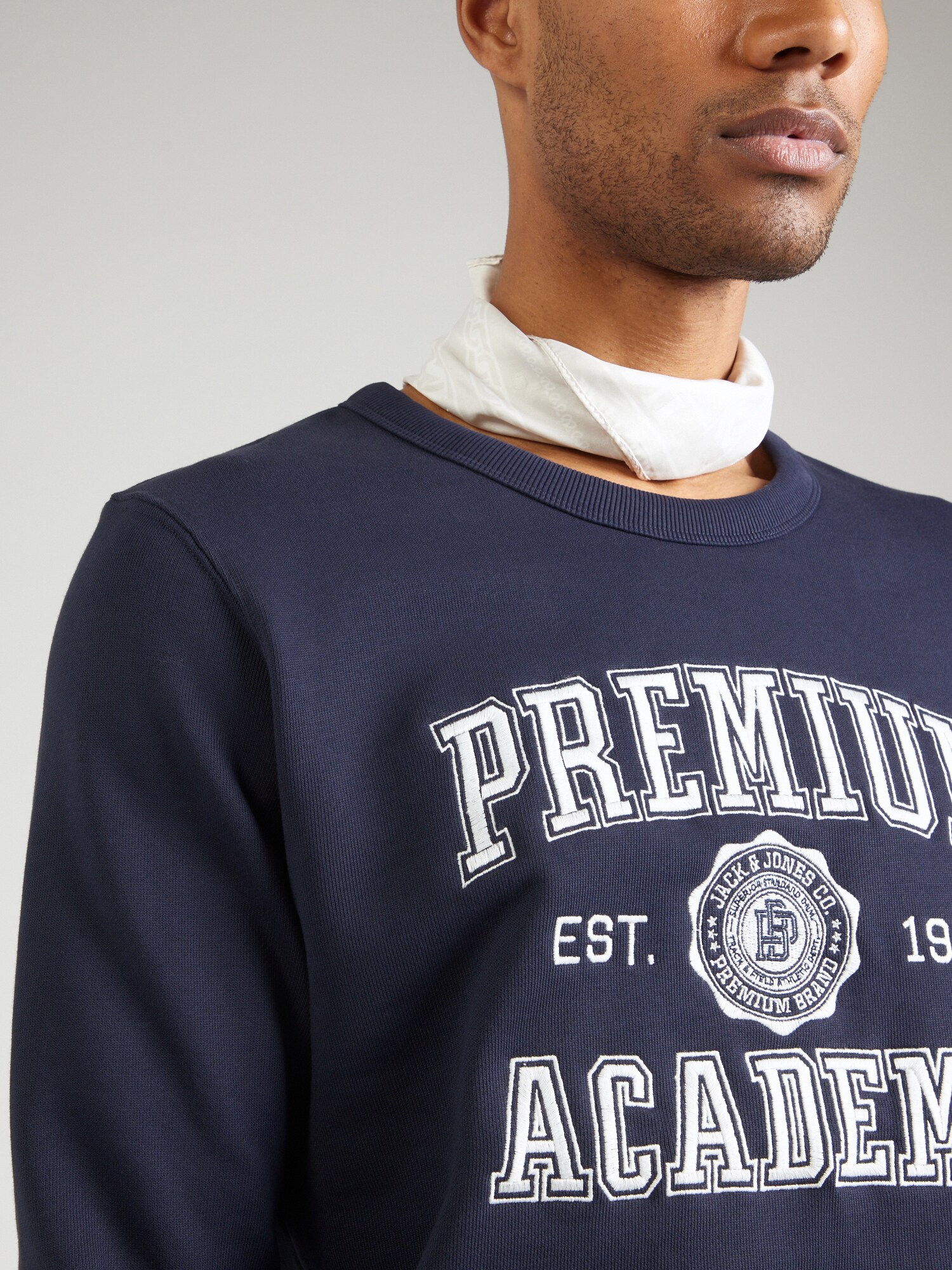 Jack & Jones Premium Mikina 'JPRBLUJADON' tmavomodrá / biela (obrázok 5)