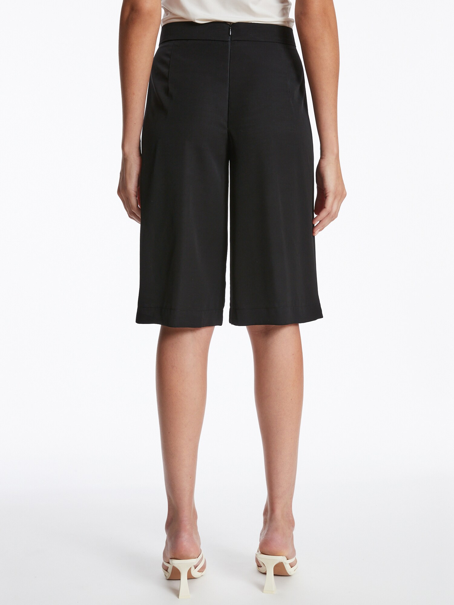 Thumbnail - Ana Alcazar Shorts Zapia