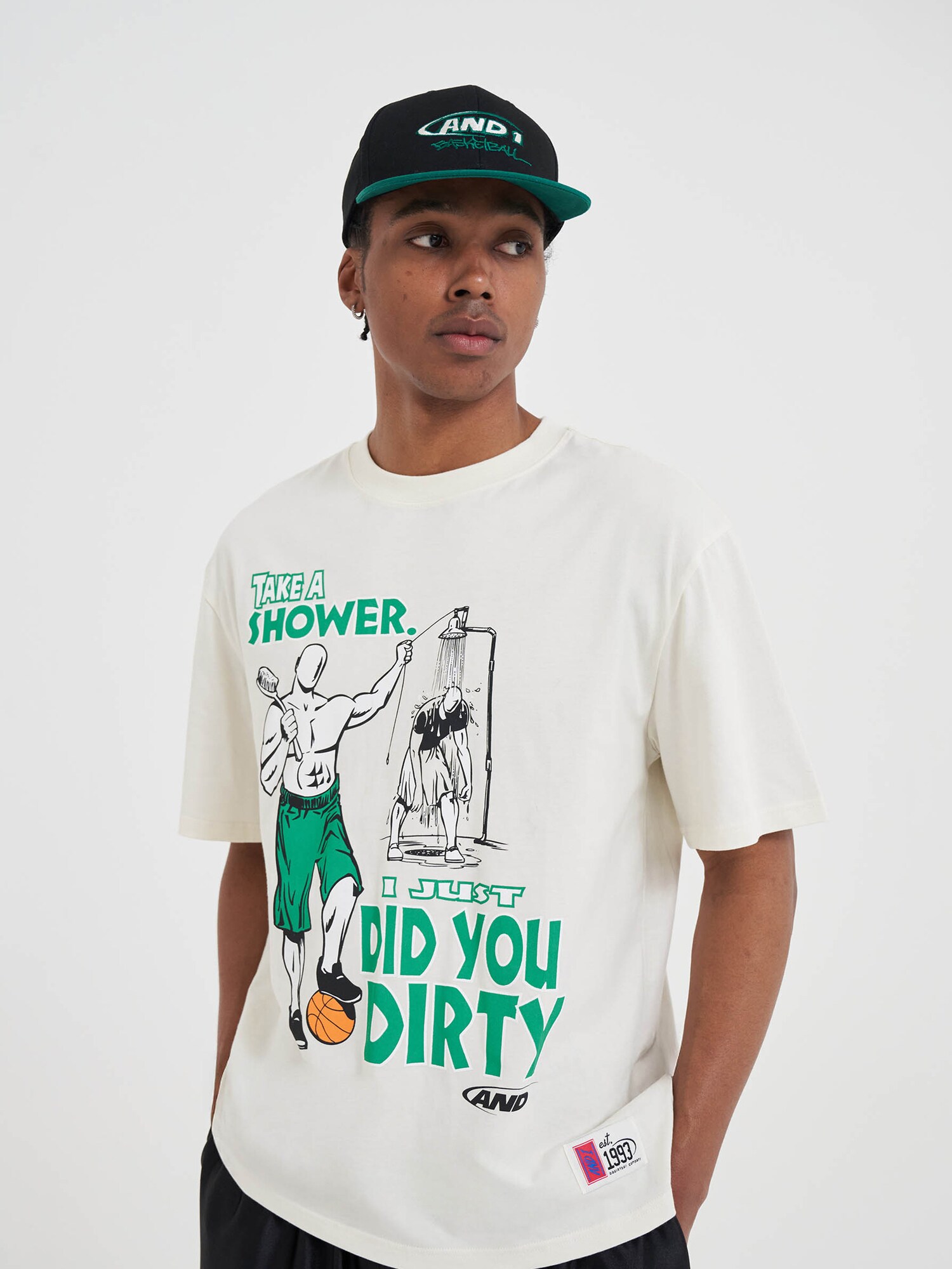 AND1 Camiseta 'Did You Dirty Trash Talk'  beige / verde / negro – imagen 4
