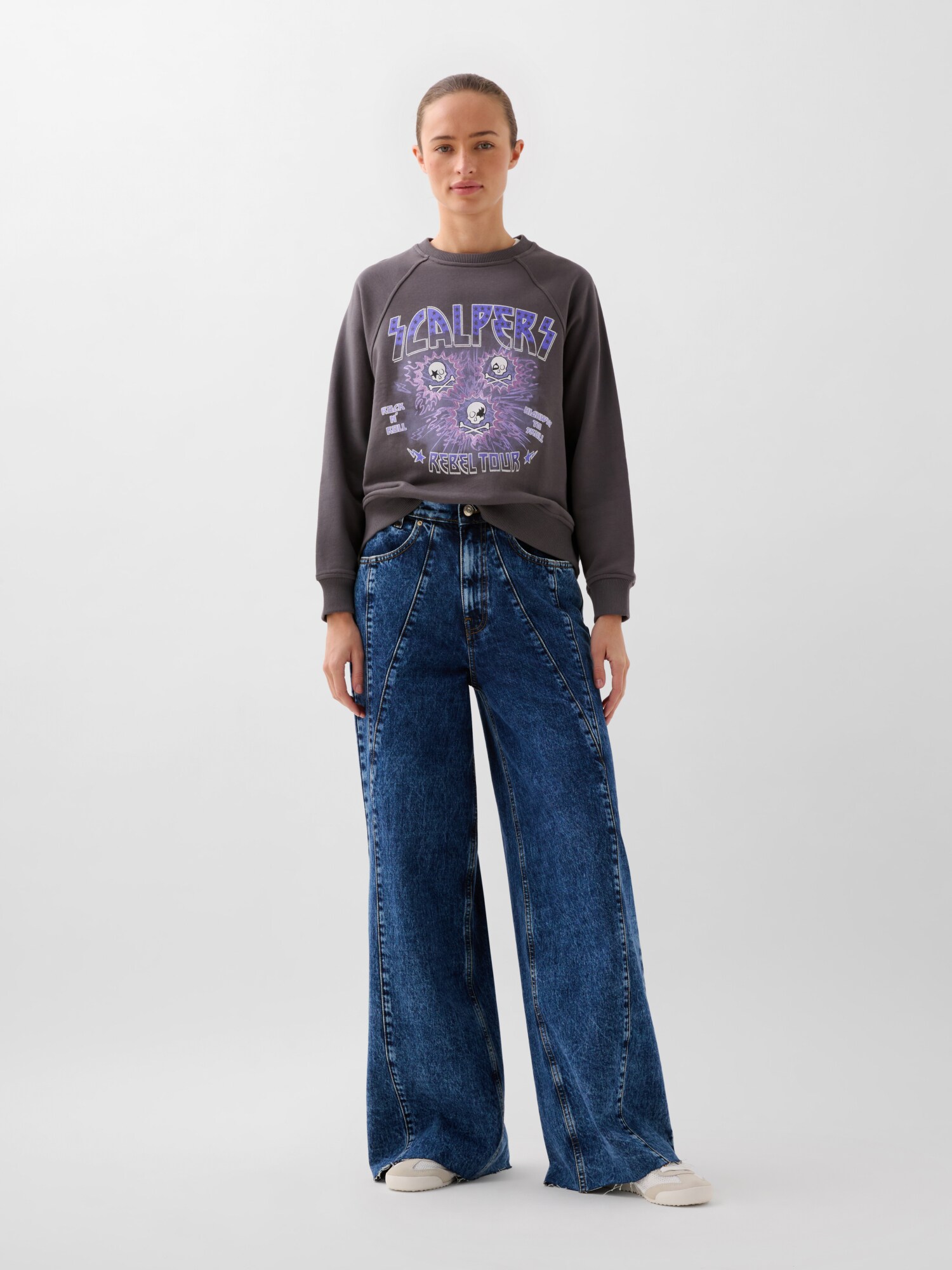 Thumbnail - Scalpers Kiss Skull Sweater