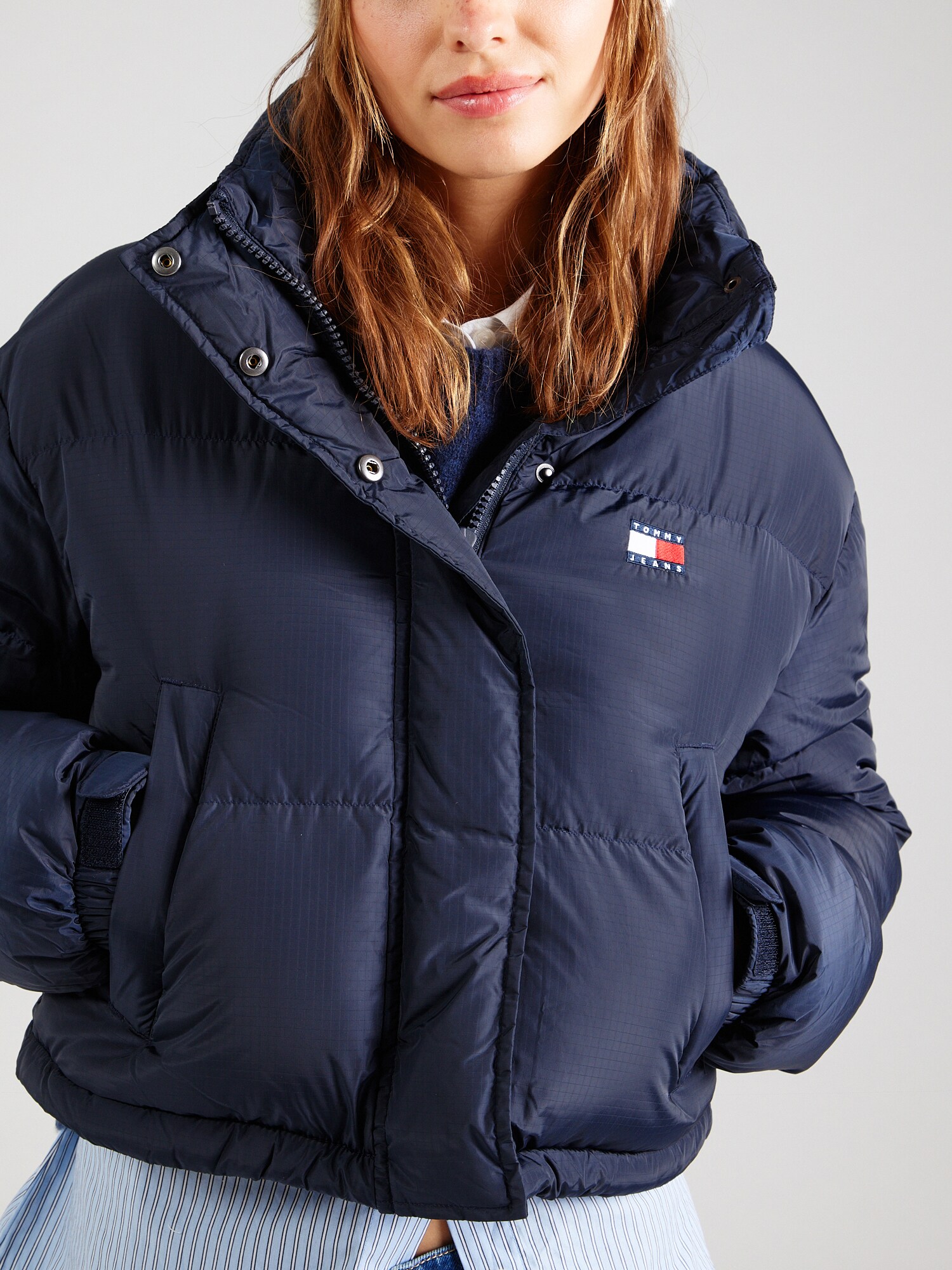 Tommy Jeans Zimná bunda modrá / červená / biela (obrázok 5)