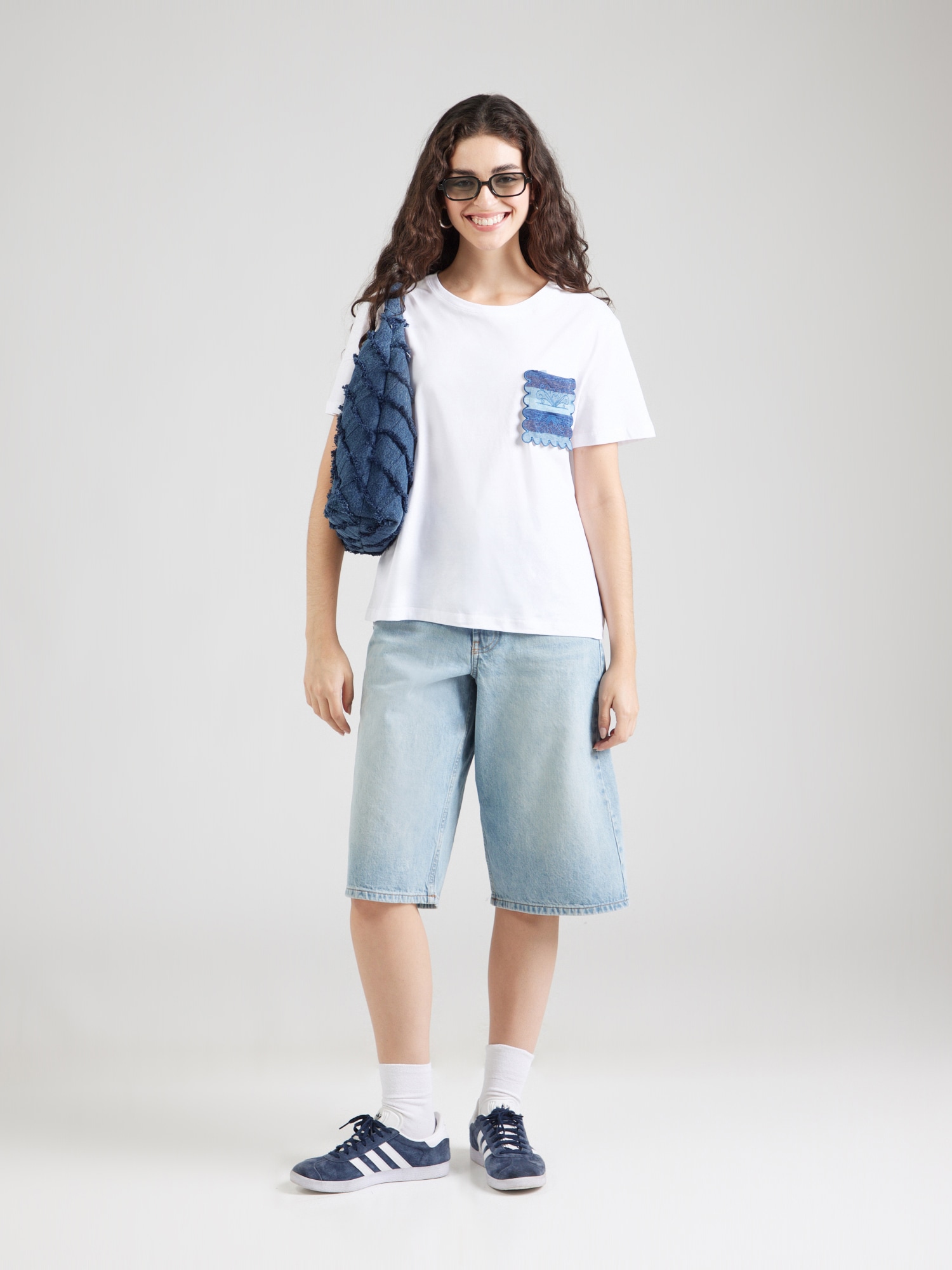 Thumbnail - Rich & Royal T-Shirt