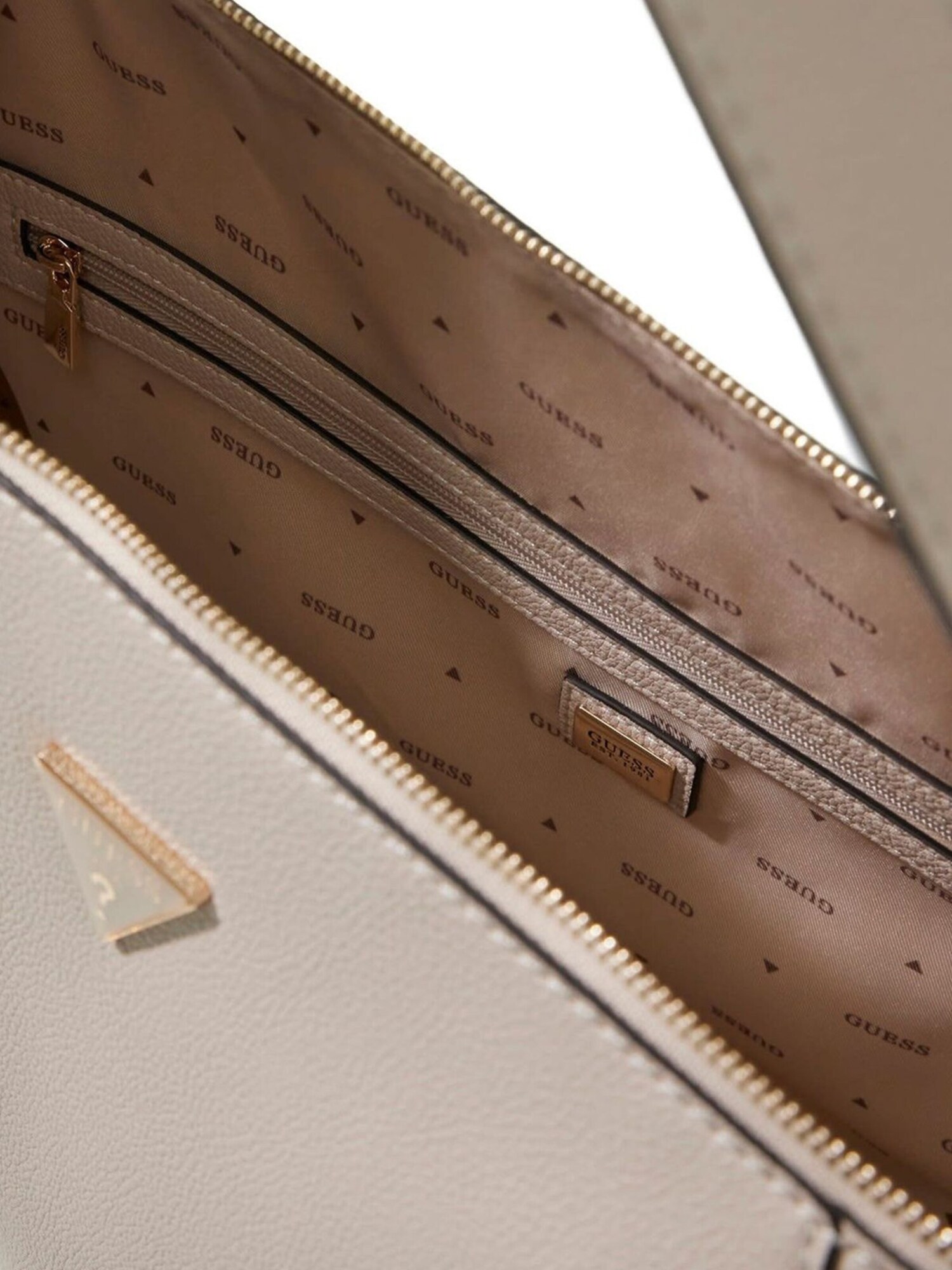 GUESS Bolso de hombro  taupe – imagen 3