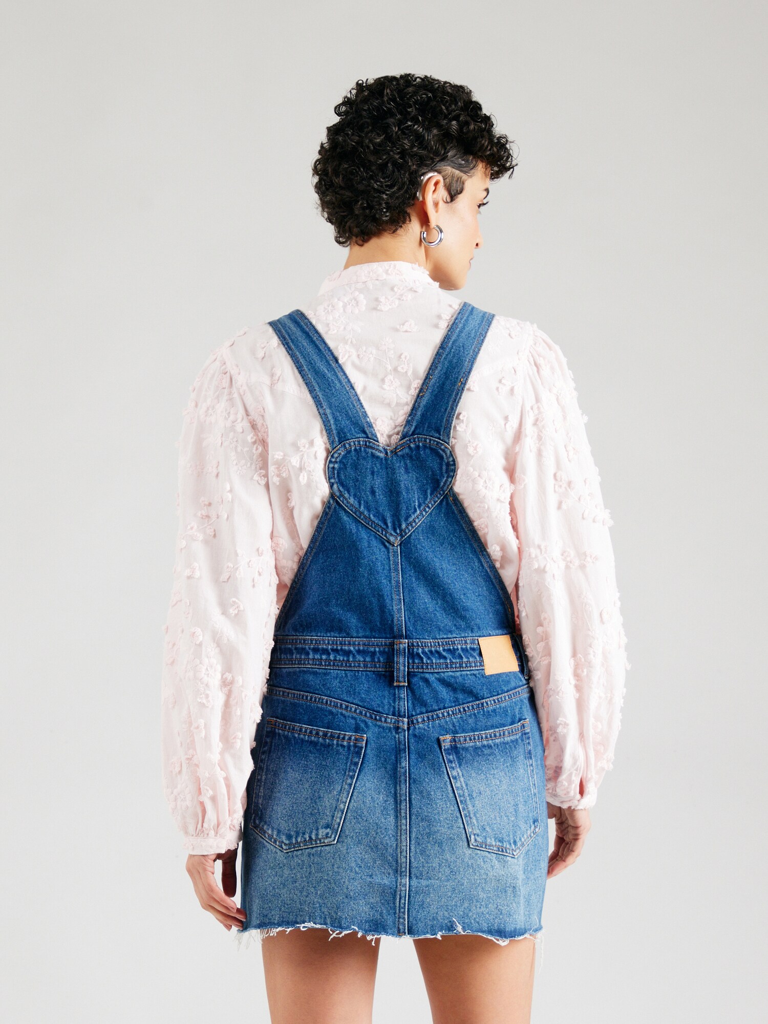 Monki Sukňa na traky modrá denim (obrázok 3)