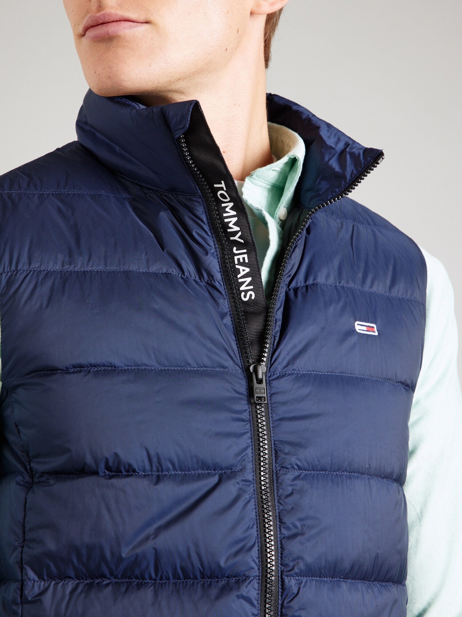 Tommy Jeans Vesta modrá (obrázok 5)