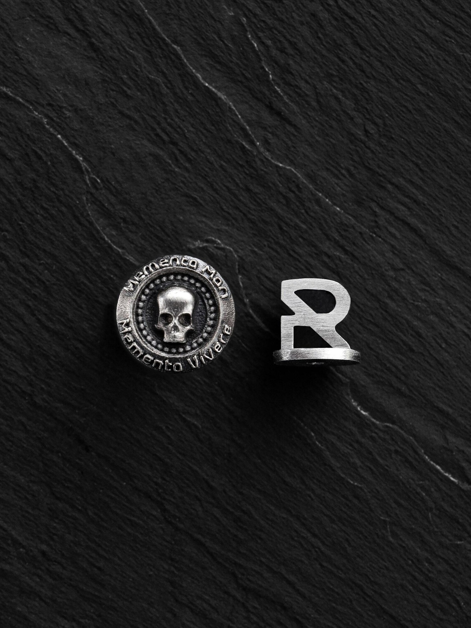 REYTEL Naušnica 'MEMENTO MORI. VIVERE MEMENTO' srebro