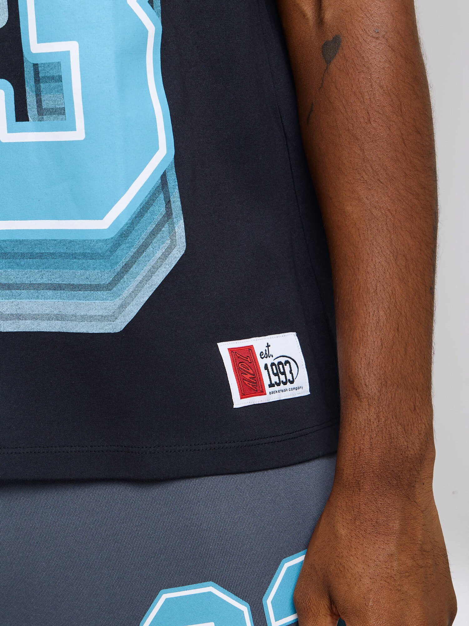 AND1 Camiseta  mezcla de colores / negro – imagen 8