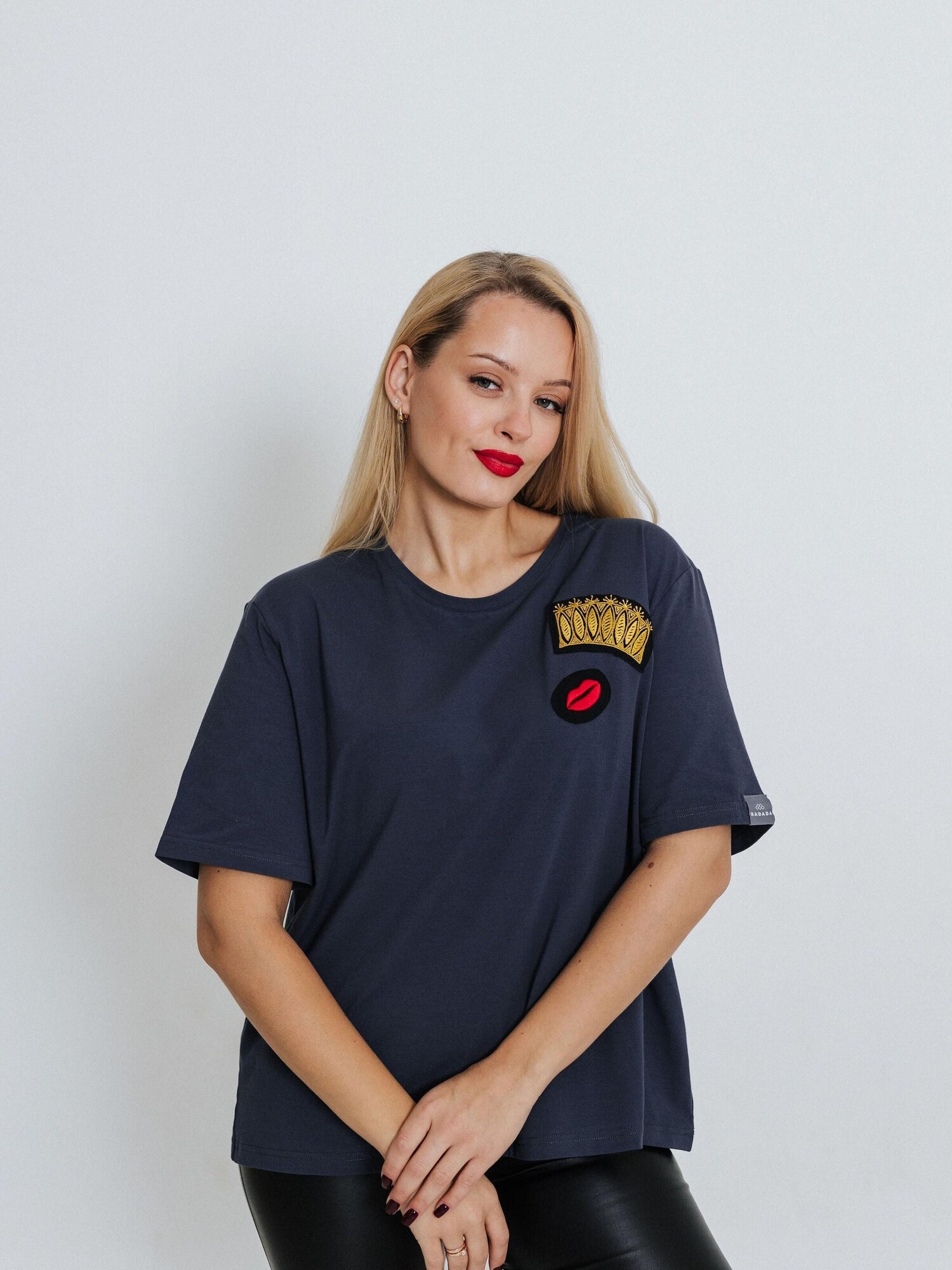 RADADA Camiseta 'CROWN AND RED LIPS'  antracita
