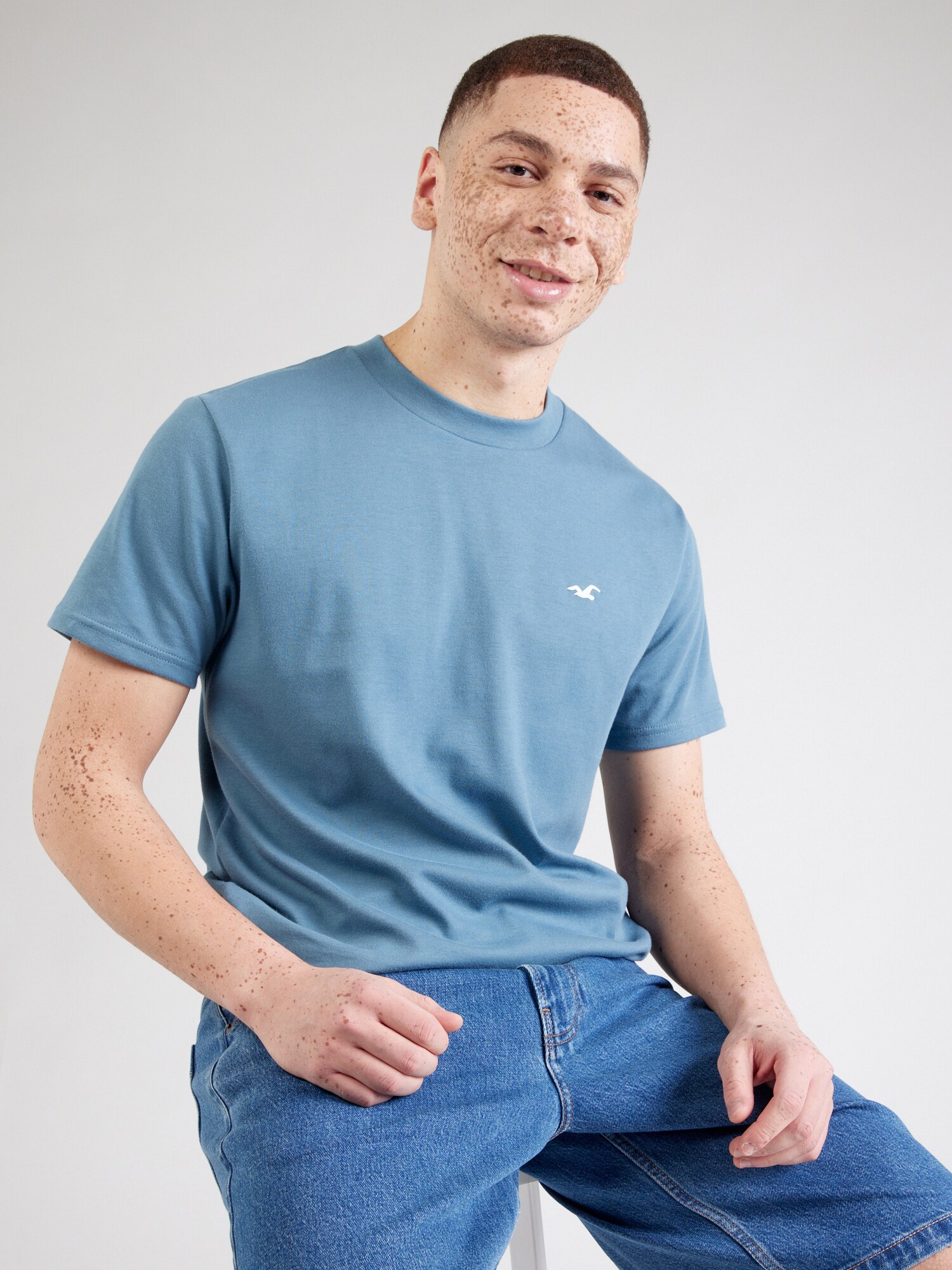 HOLLISTER Póló  kék farmer / fehér termék 2. képe