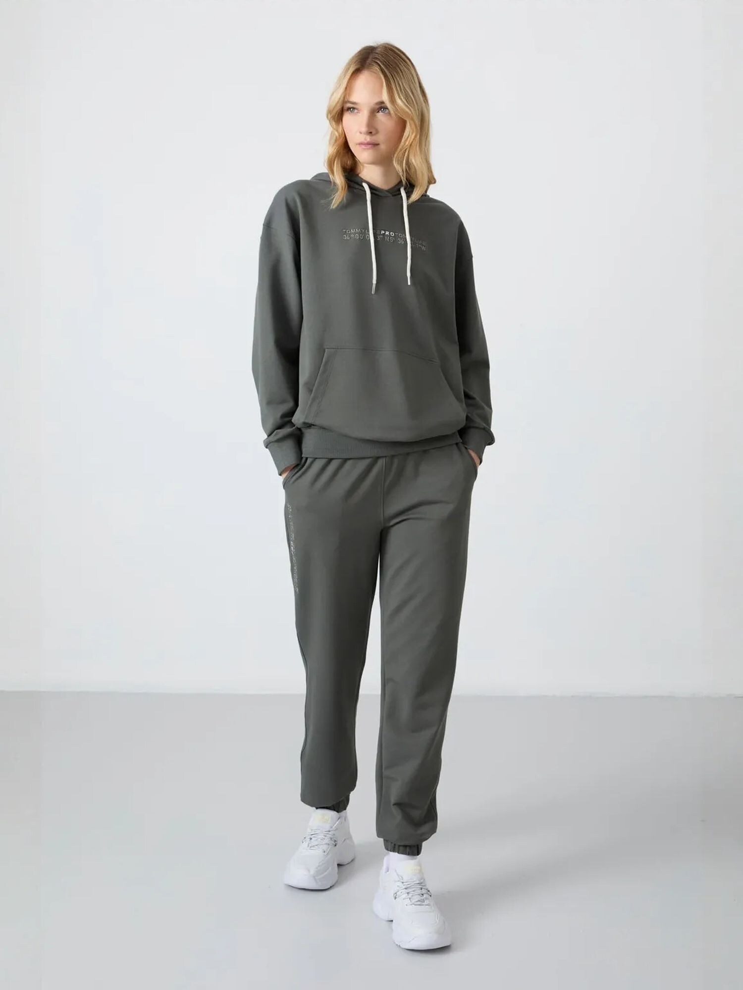 Tommy Life Jogging komplet tamo siva