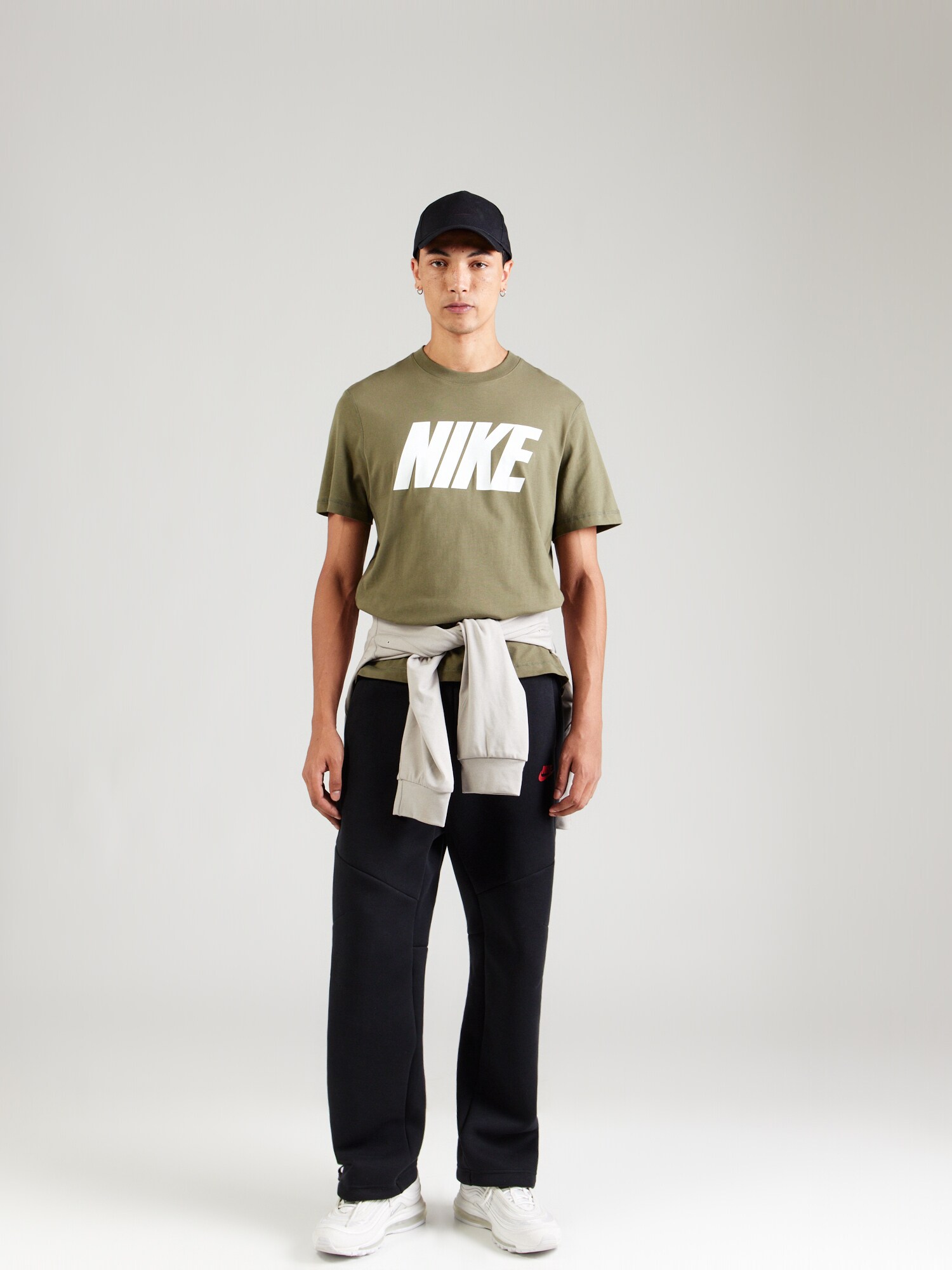 Nike Sportswear Camiseta 'Club' oliva / blanco – imagen 3