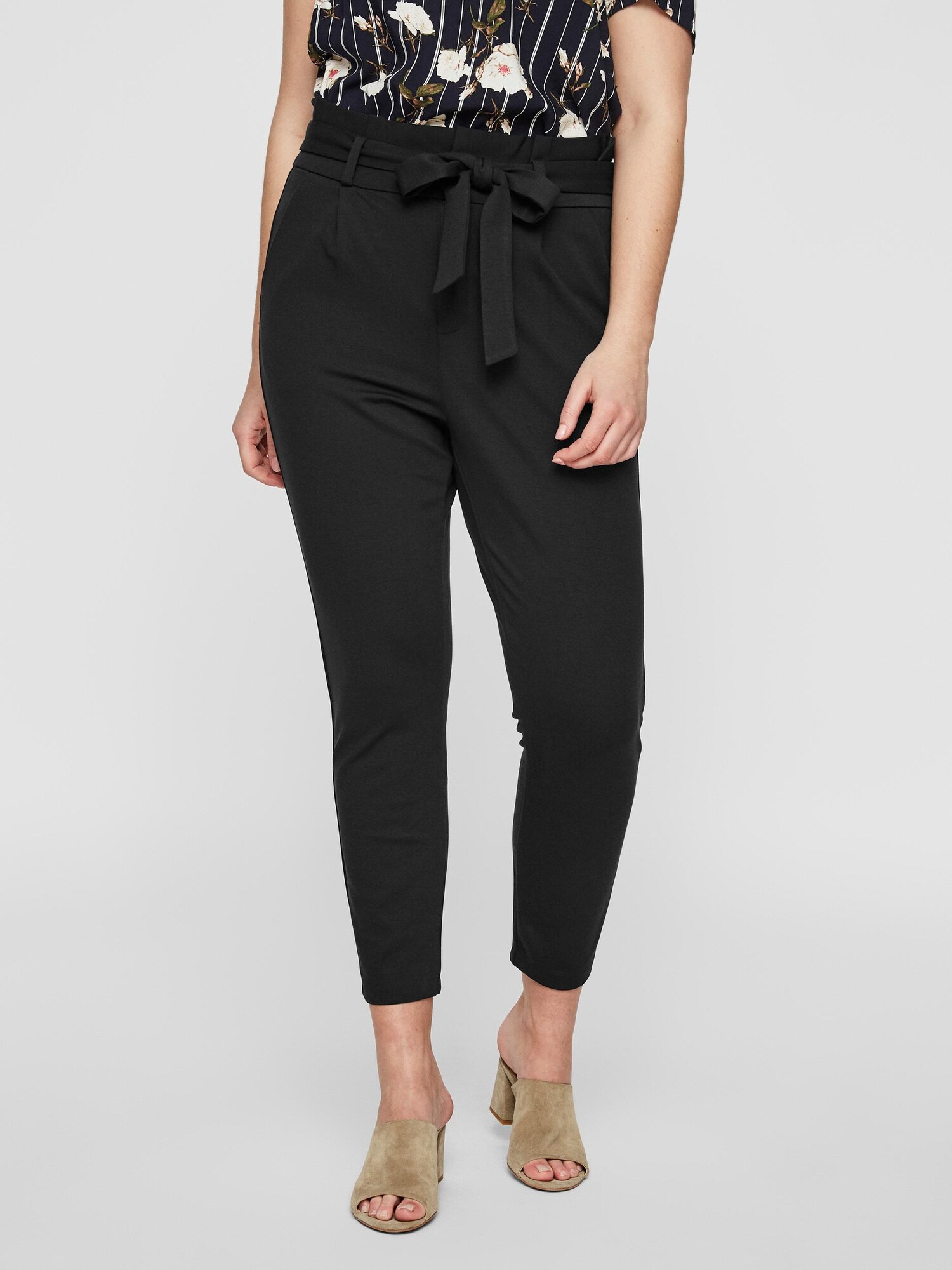 Vero Moda Curve Élére vasalt nadrágok 'Eva'  fekete termék 2. képe