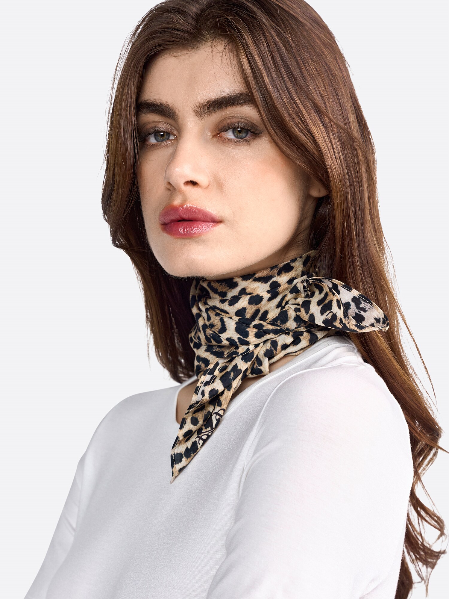 Thumbnail - Rich & Royal Tuch