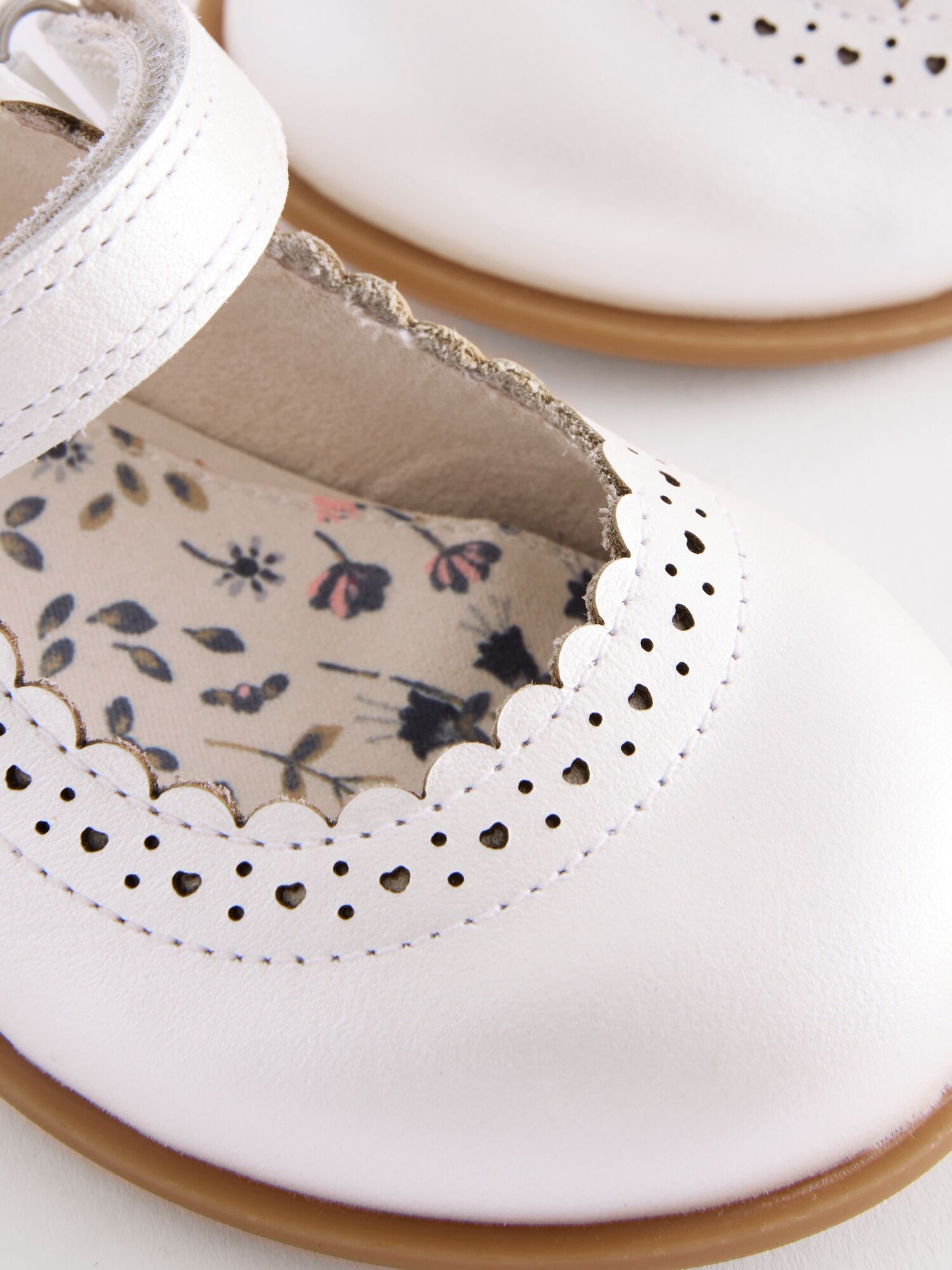 Thumbnail - Ballerina