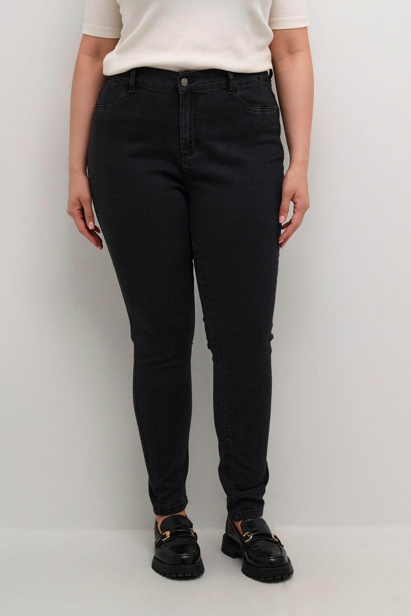KAFFE CURVE Džínsy 'Aurina' čierny denim (obrázok 3)