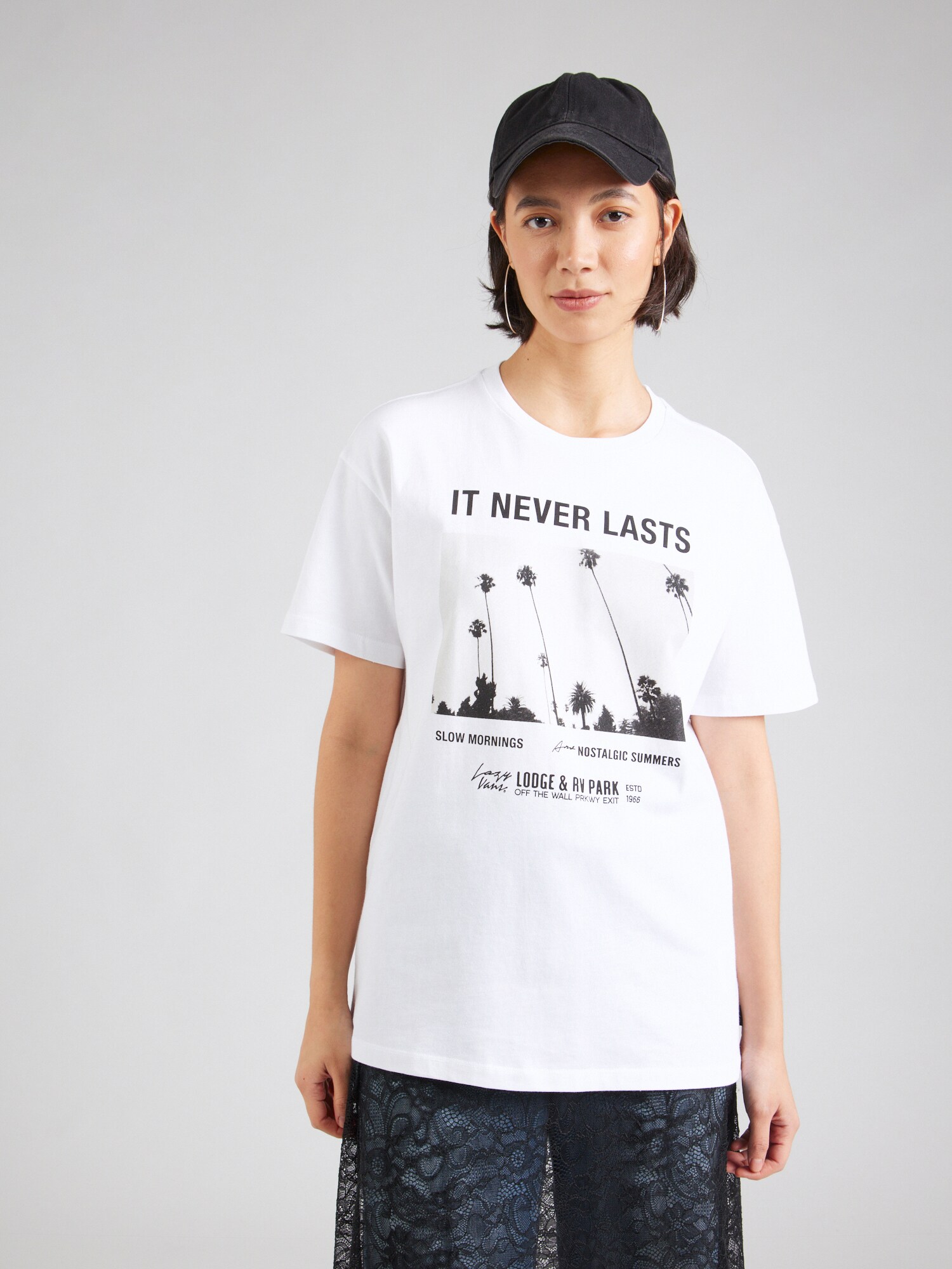 VANS Oversize póló 'NEVERLASTING'  világosszürke / fekete / fehér termék 2. képe