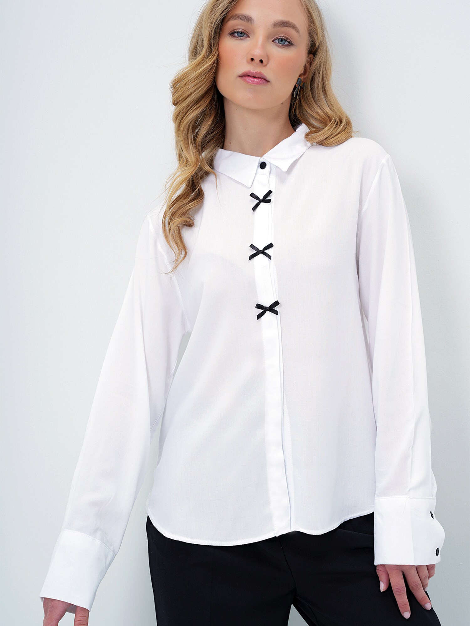 Trend Alaçatı Stili Bluza  crna / bijela