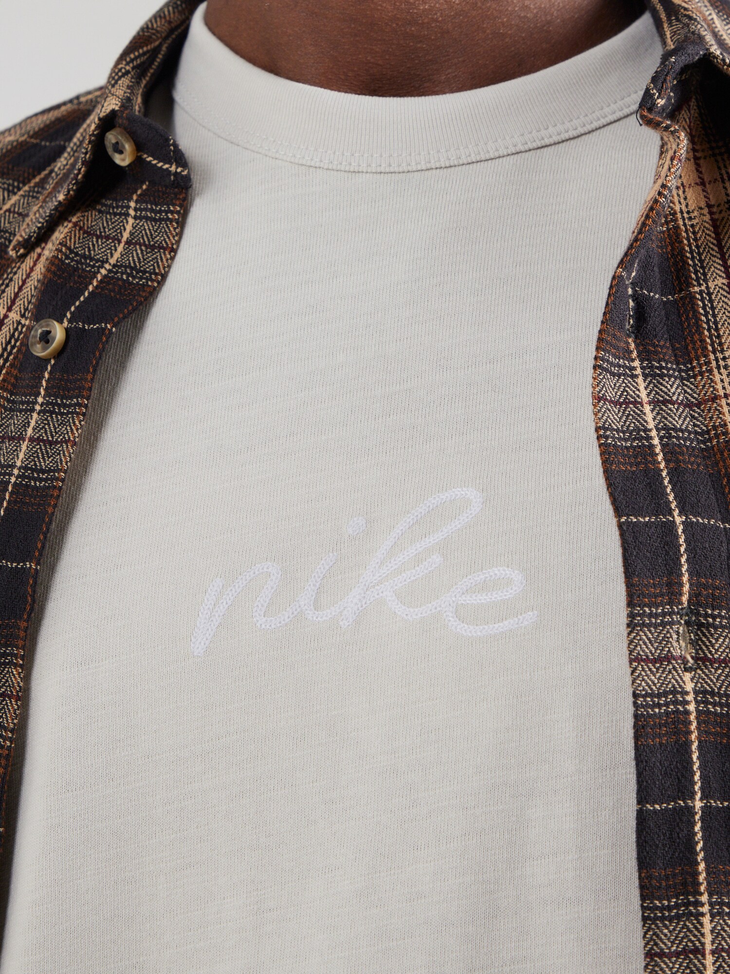 Nike Sportswear Tričko 'ESS' tmelová / biela (obrázok 5)