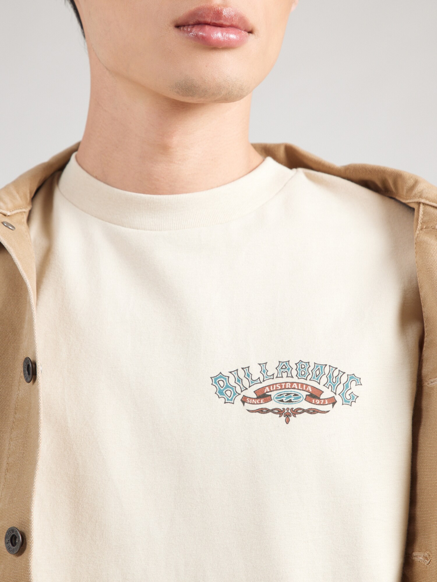 BILLABONG Camiseta 'Heritage'  ecru / azul claro / rojizo / negro – imagen 4