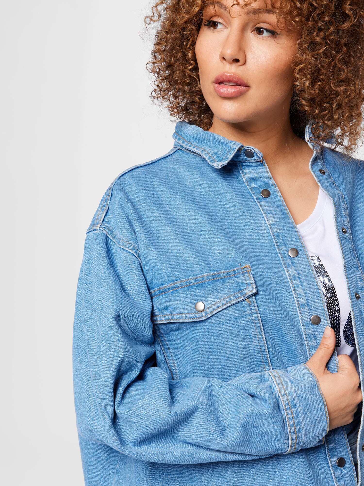 Nasty Gal Plus Prechodná bunda svetlomodrá (obrázok 5)