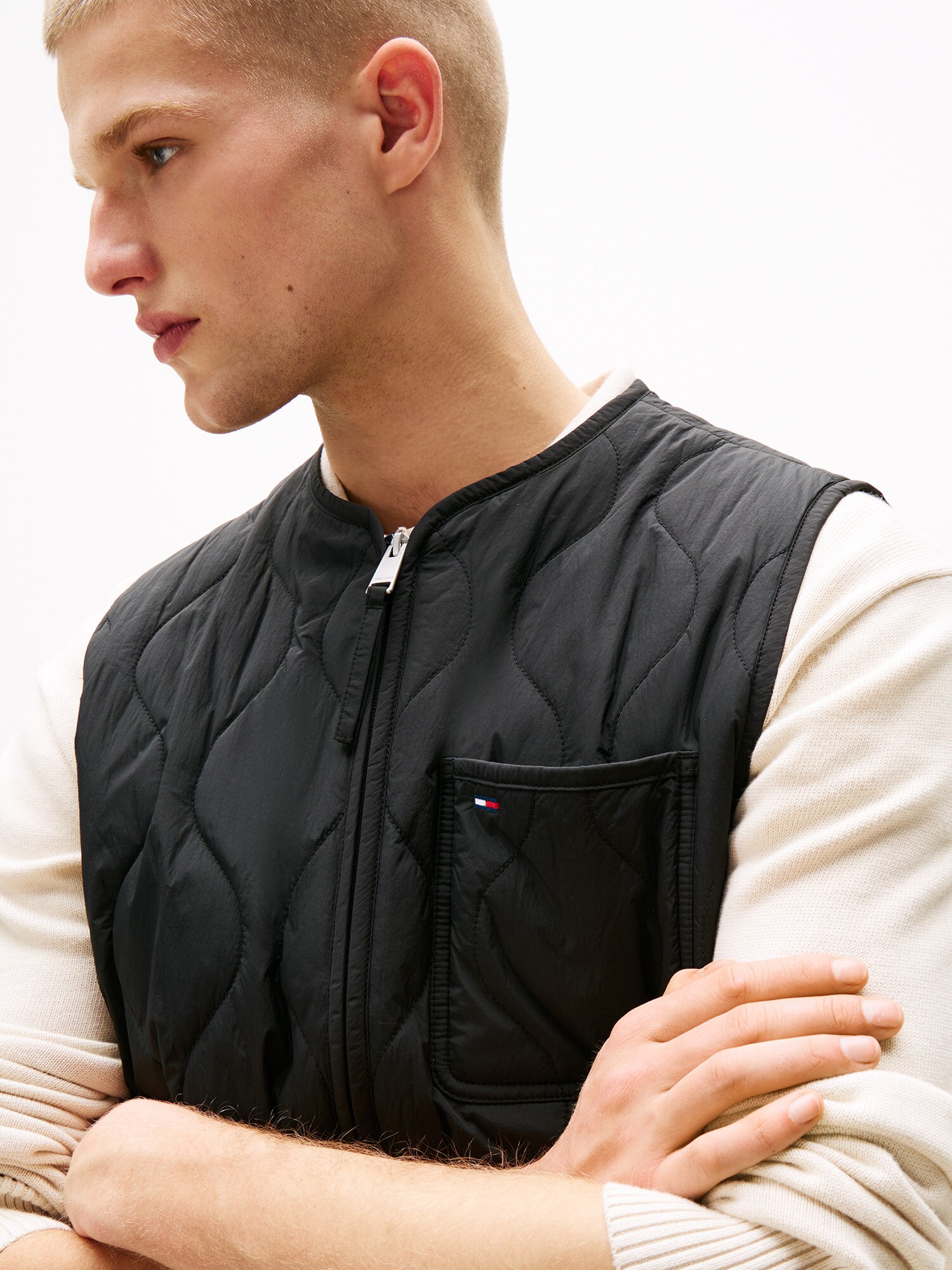 Tommy Jeans Vesta čierna (obrázok 5)