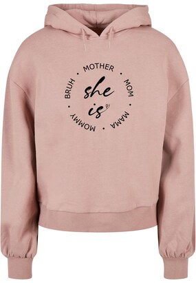 Merchcode Sweatshirt ‘Mothers Day – She Is’ Rosé / Zwart