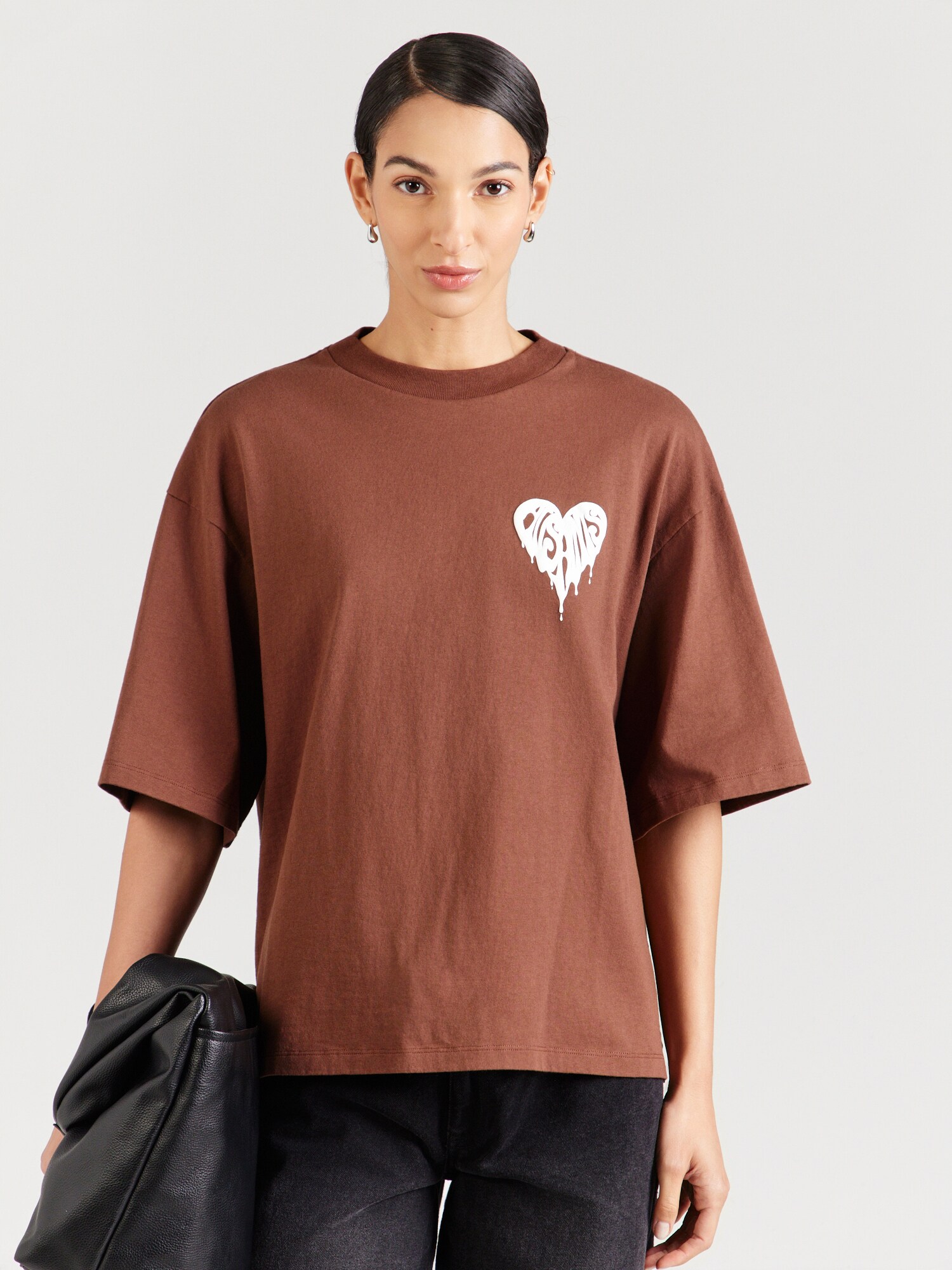 AllSaints Camiseta talla grande  marrón / blanco – imagen 4