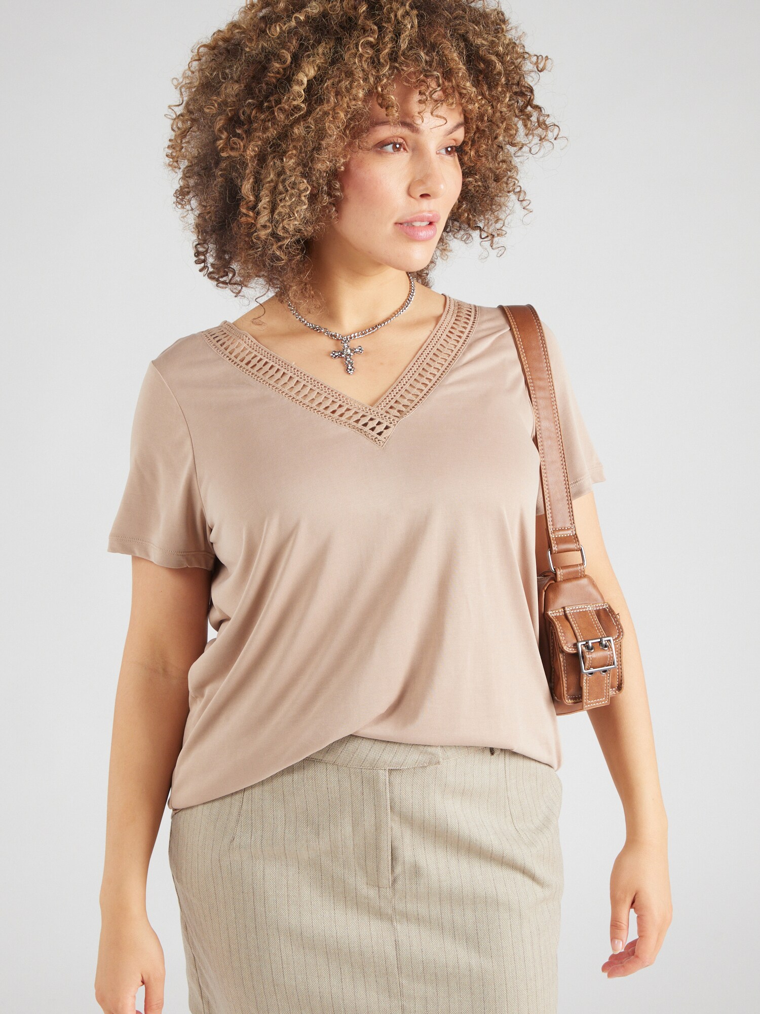Vero Moda Curve Póló 'VMCSAVANNAH'  sötét bézs termék 2. képe