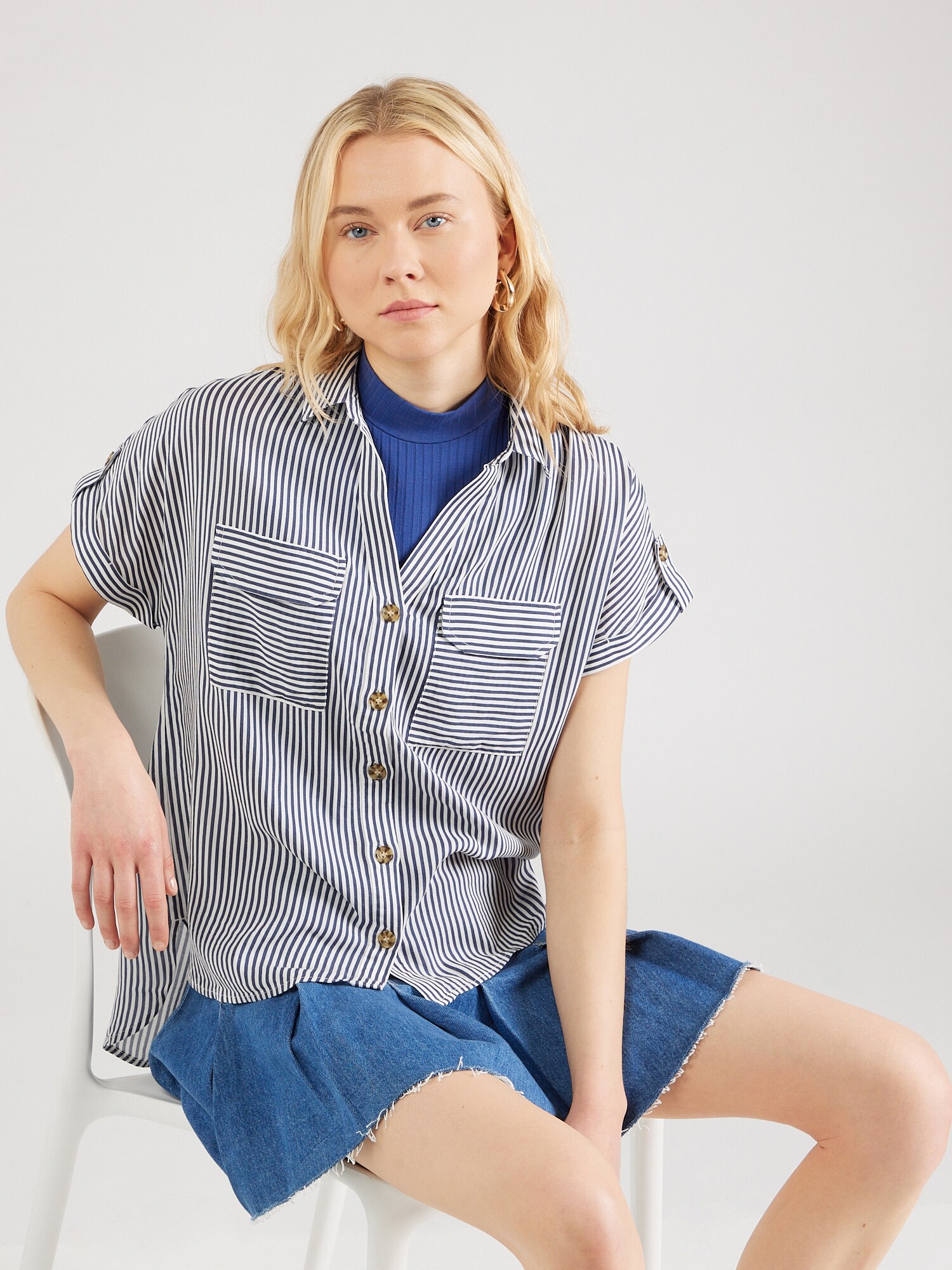 VERO MODA Blúz 'BUMPY'  éjkék / fehér termék 2. képe