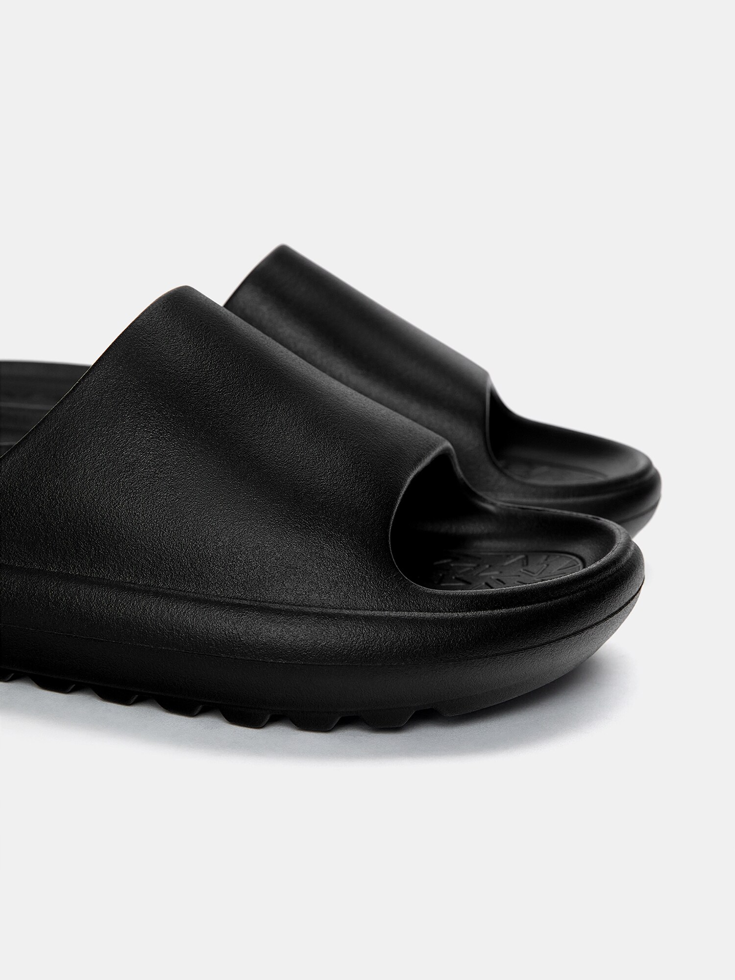 Pull&Bear Šľapky čierna (obrázok 6)
