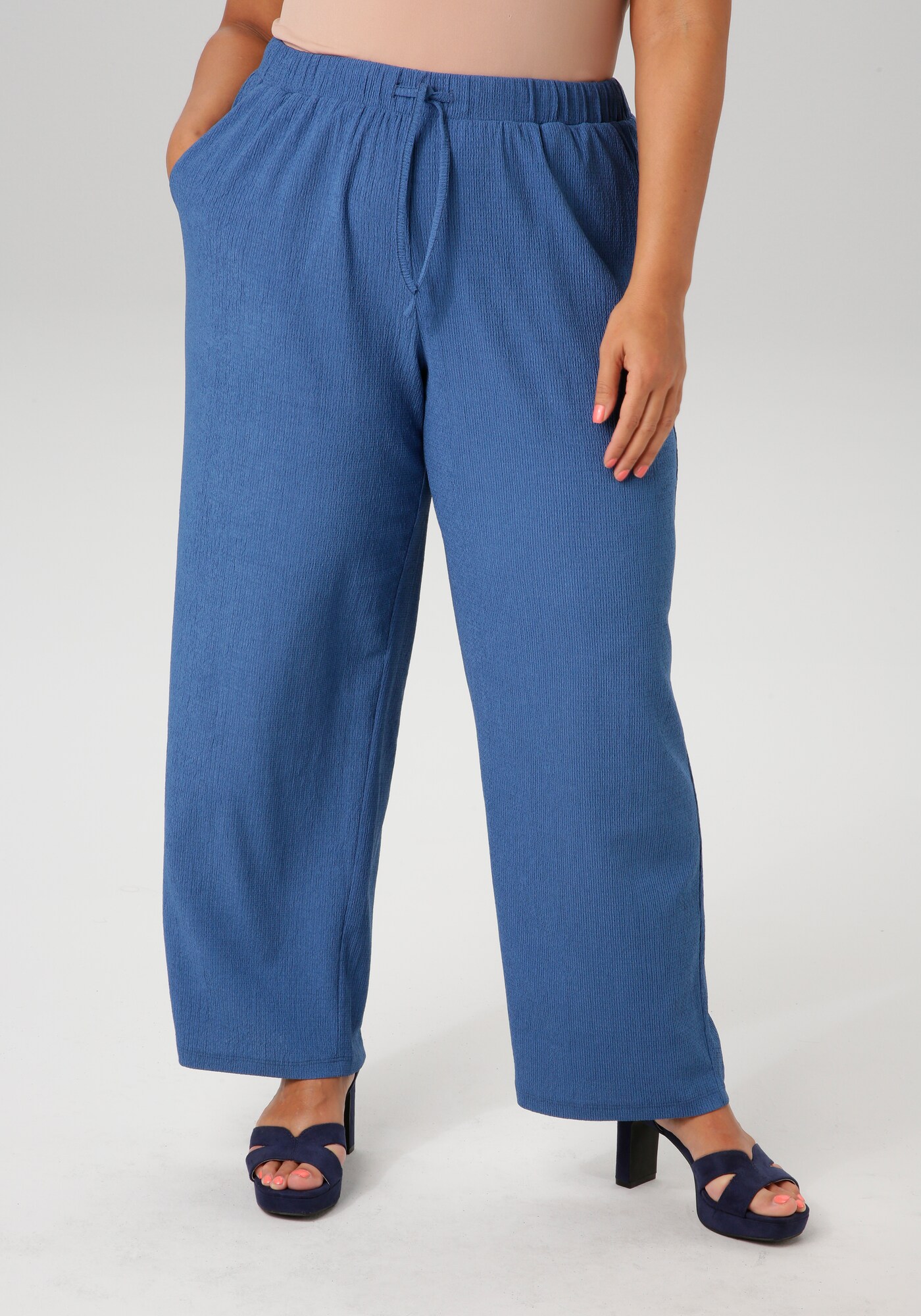 Thumbnail - Aniston Hose
