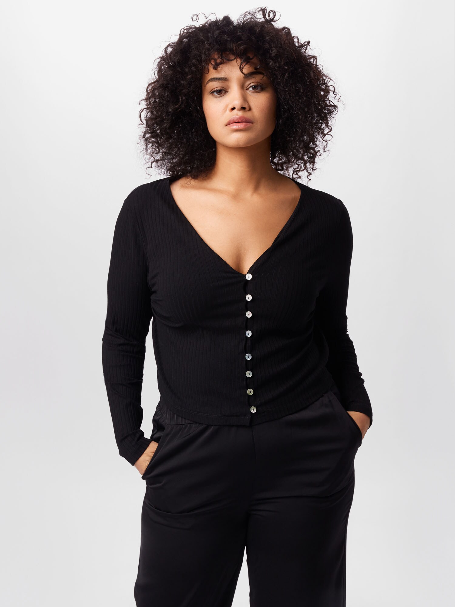 ABOUT YOU Curvy Póló 'Selena'  fekete termék 2. képe