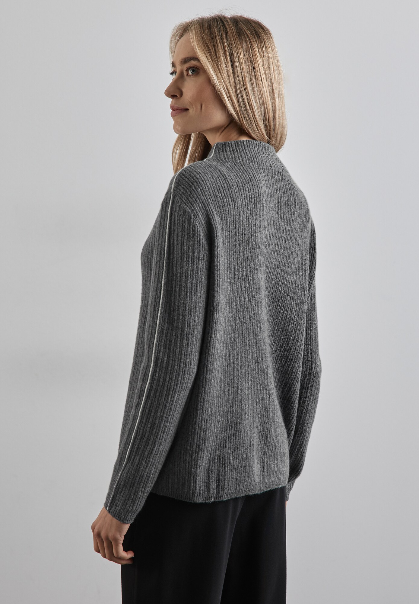 Thumbnail - Pullover
