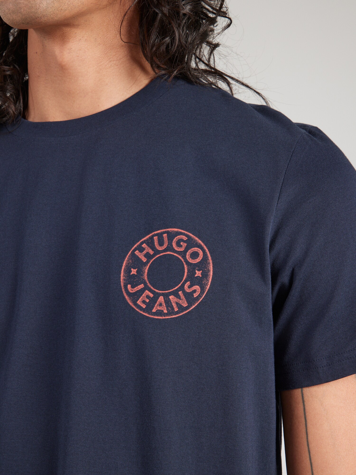 HUGO Camiseta 'Nemodo'  navy / rojo claro – imagen 4