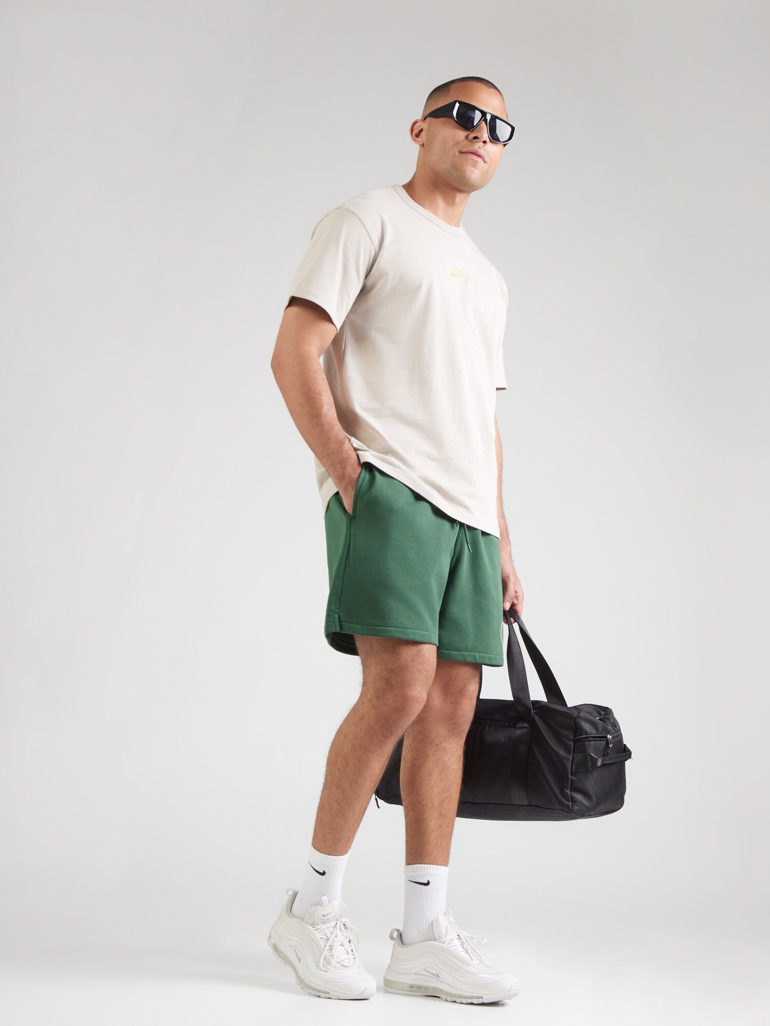 Nike Sportswear Pantalón 'Club'  chamois / verde / blanco – imagen 4