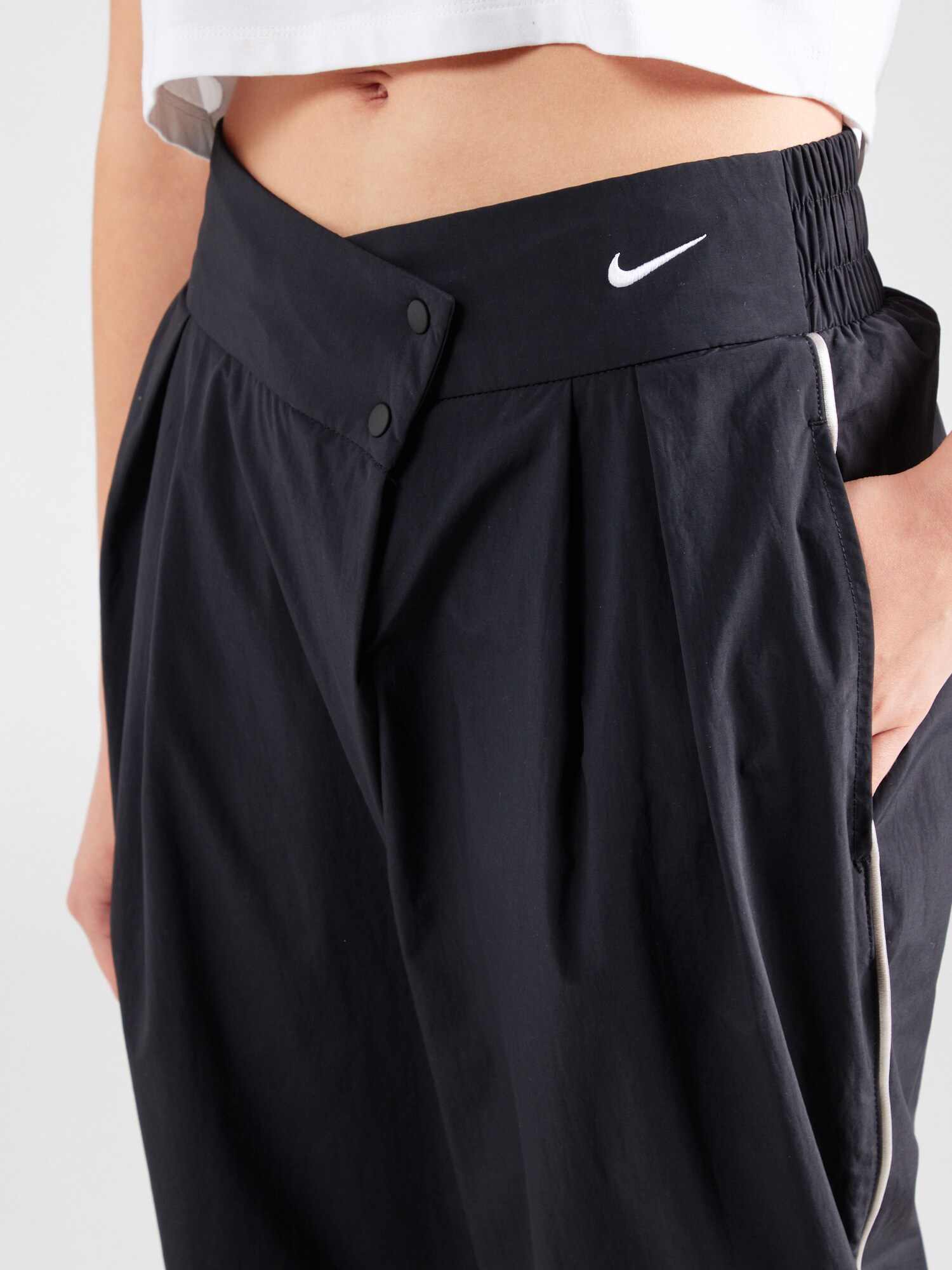 Nike Sportswear Plisované nohavice čierna / biela (obrázok 5)