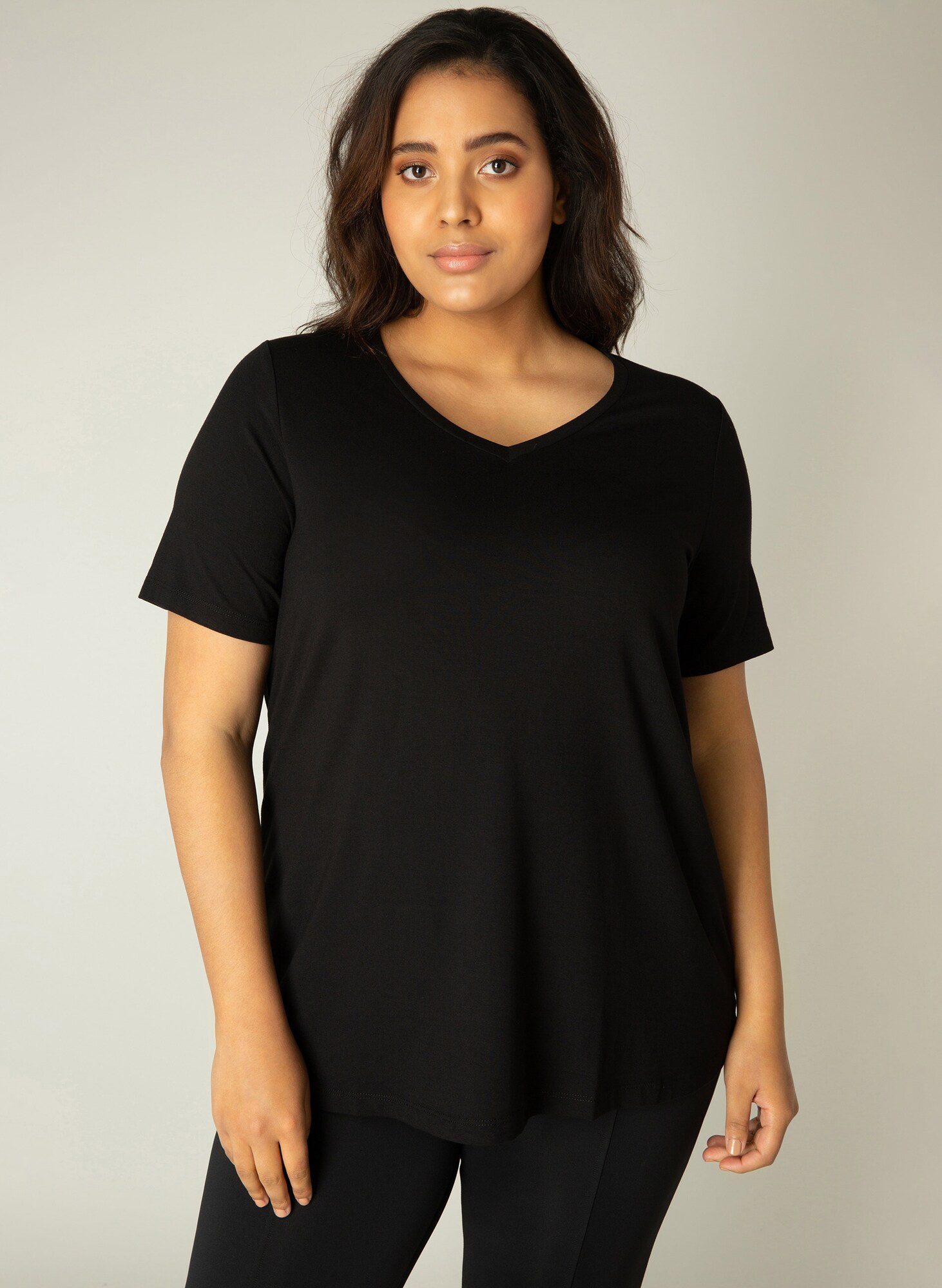 Thumbnail - BASE LEVEL CURVY T-Shirt Alba