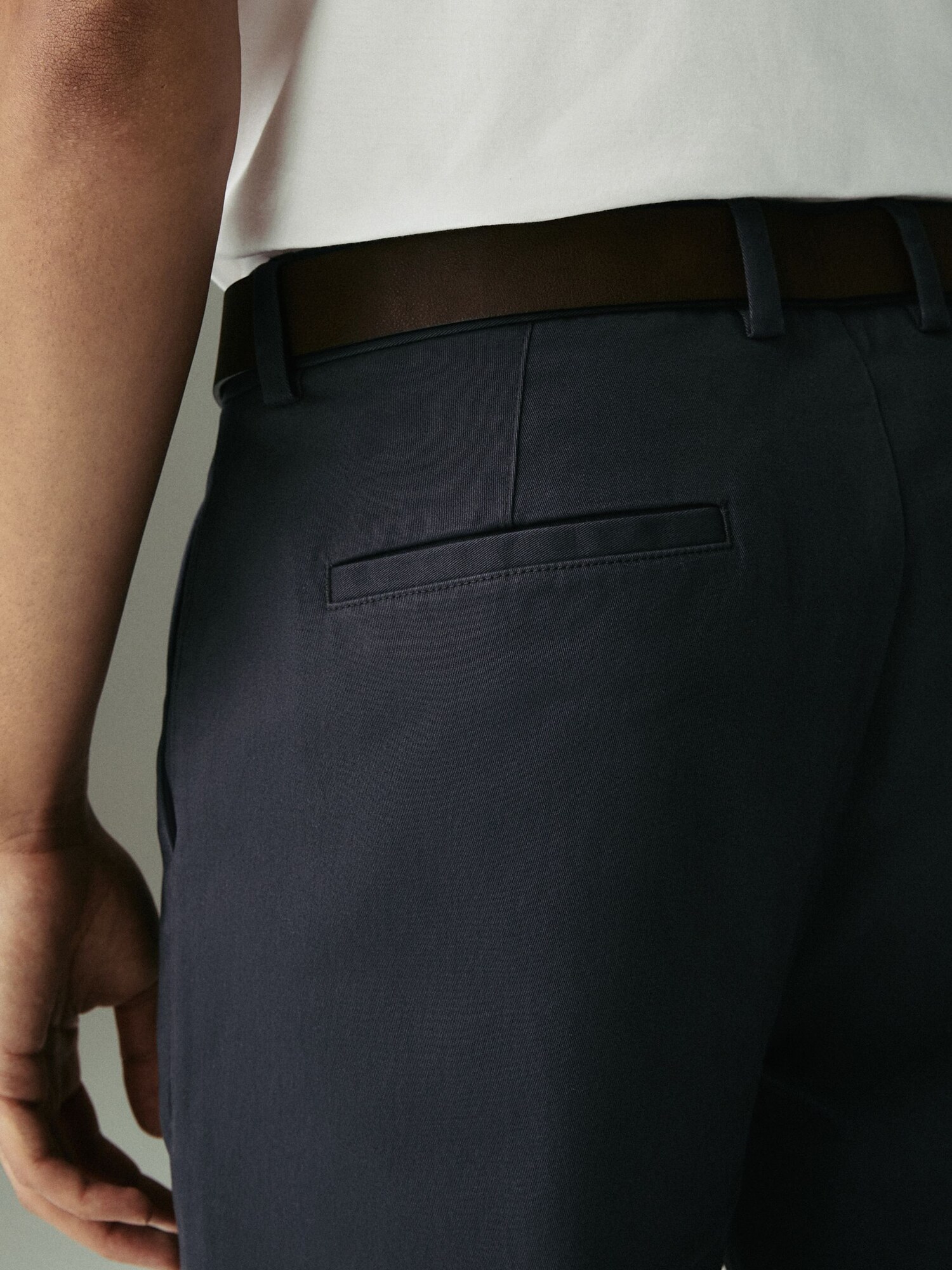 Next Chino nohavice dymovo modrá (obrázok 6)