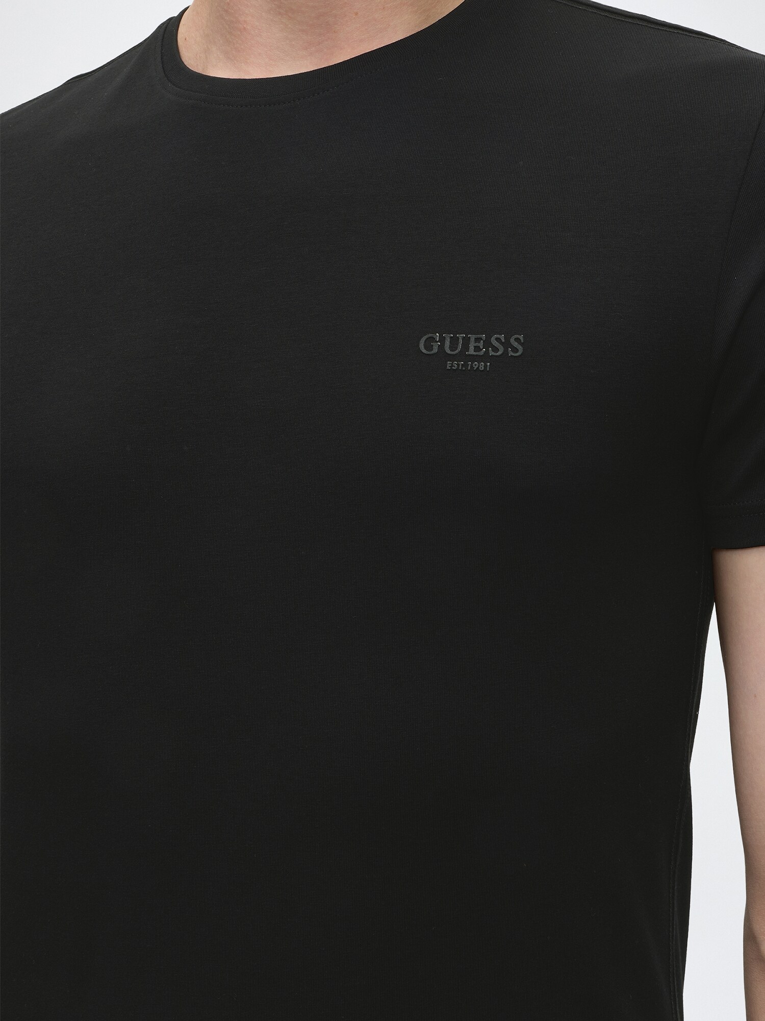 GUESS Camiseta 'Core'  negro – imagen 3