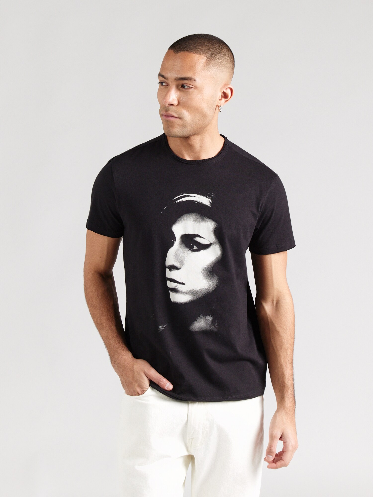 AMPLIFIED Camiseta 'AMY WINEHOUSE'  gris / negro / blanco – imagen 4