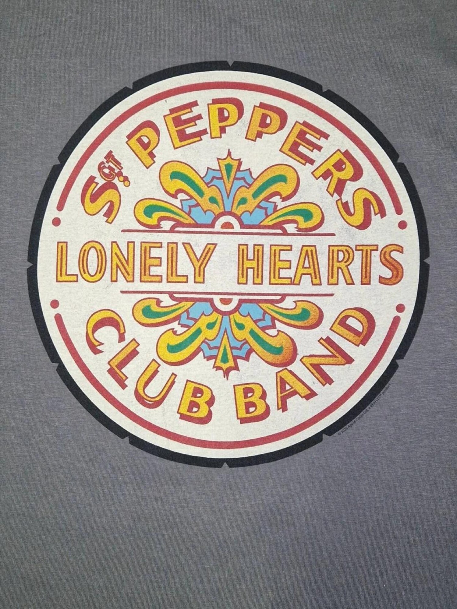 The Beatles Camiseta 'Beatles- lonely Hearts Club T-Shirt'  gris – imagen 4
