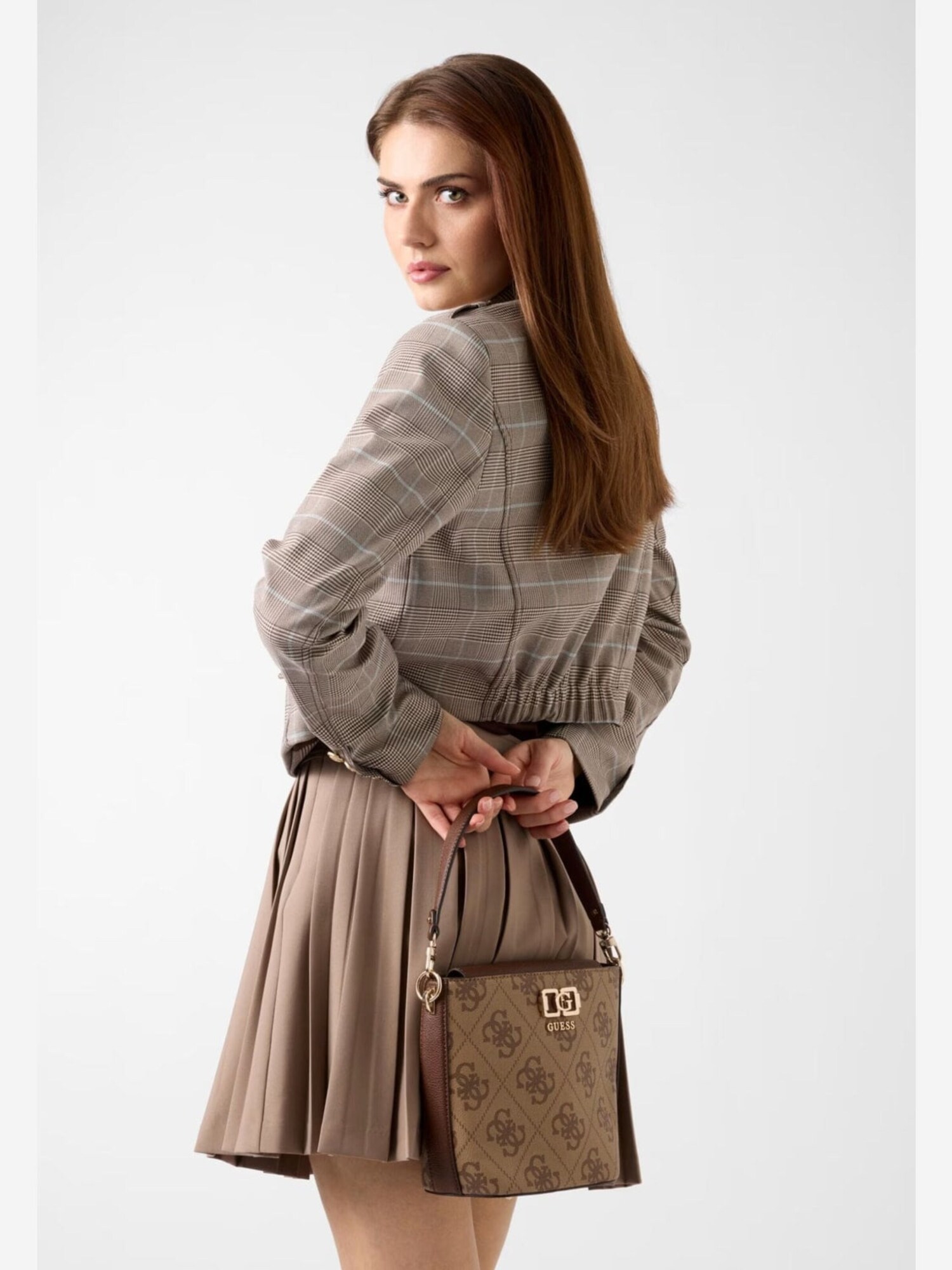 GUESS Bolso de hombro 'Karnilla Logo Bucket'  marrón – imagen 2