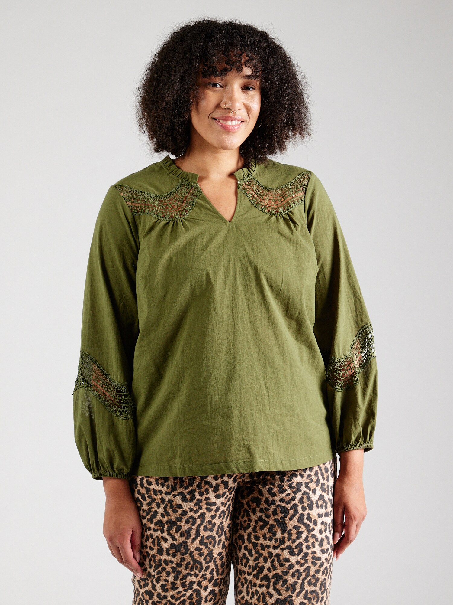 Vero Moda Curve Blúz 'VMCTEA'  olíva termék 2. képe
