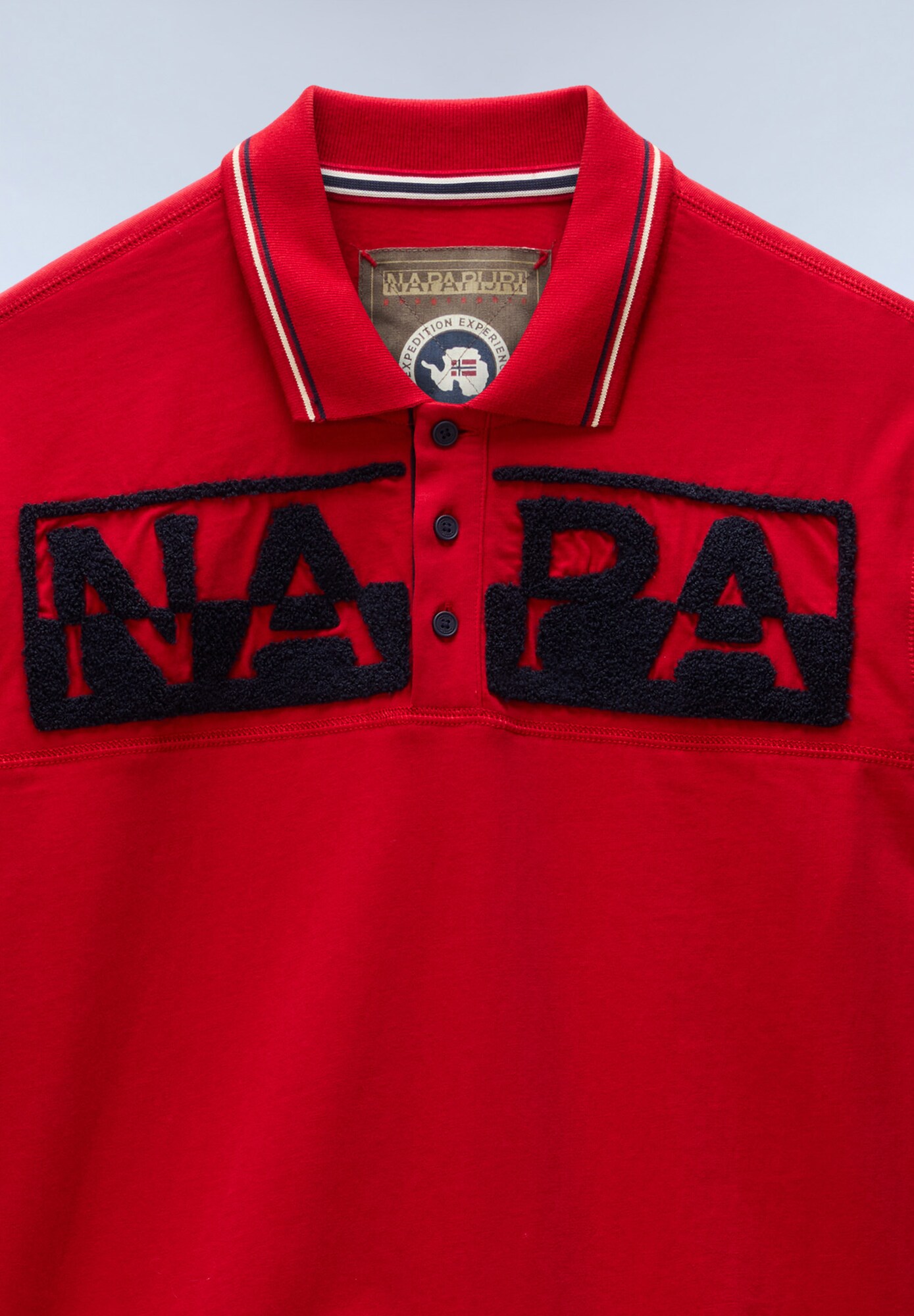 NAPAPIJRI Camiseta 'ARCHIVE'  navy / rojo – imagen 3