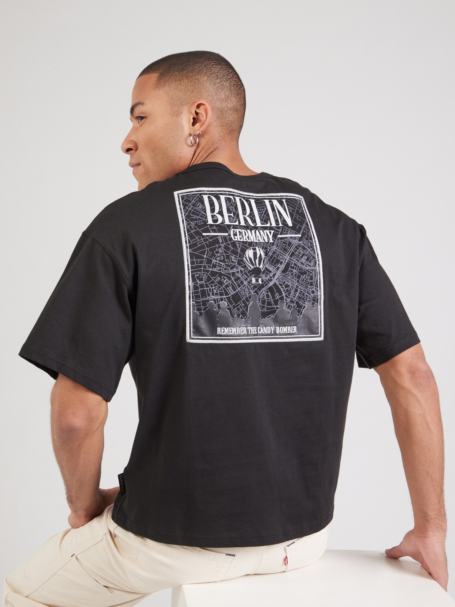ALPHA INDUSTRIES Camiseta 'Berlin Candy Bomber' negro / blanco – imagen 2