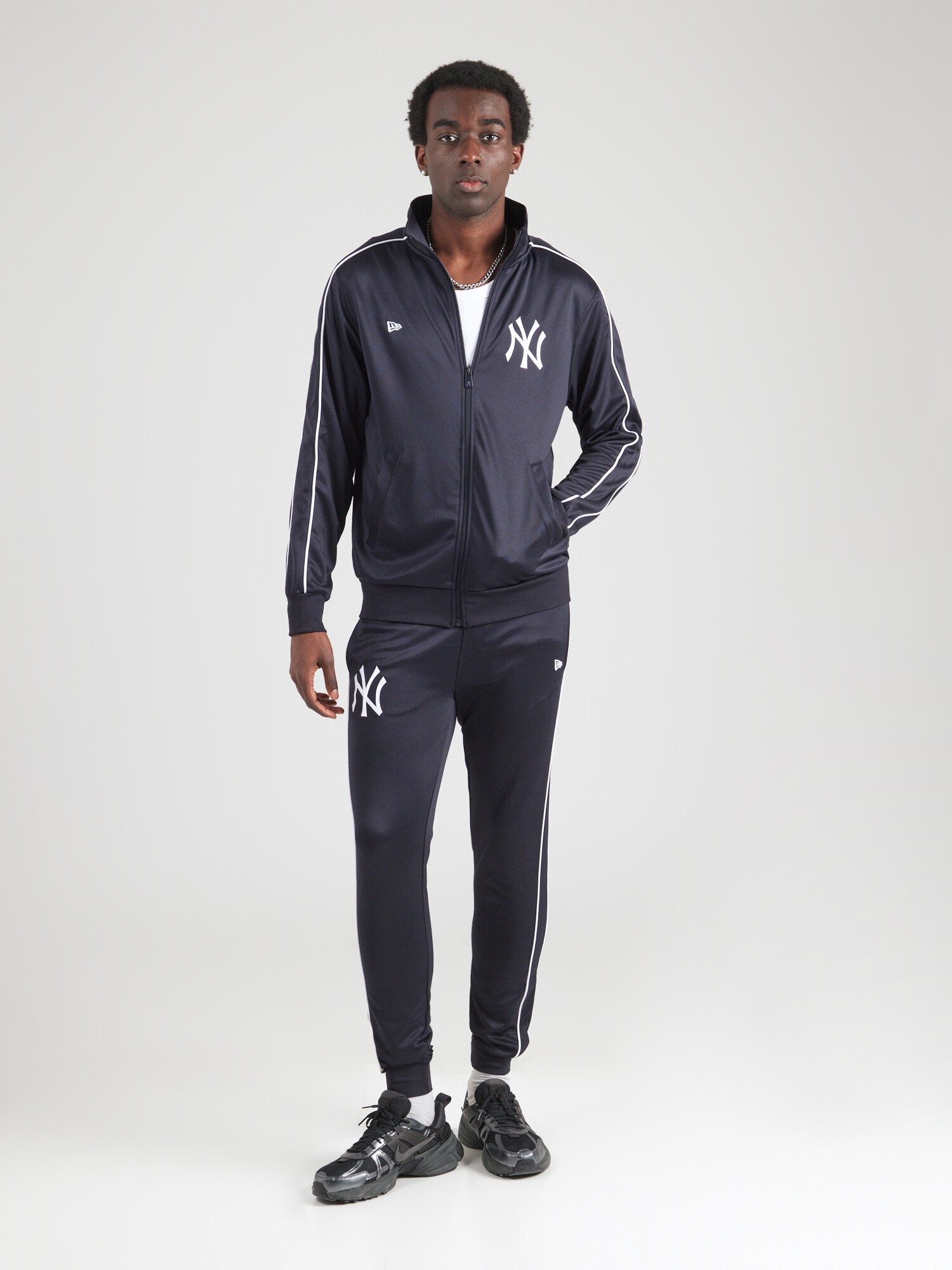 NEW ERA Jogging ruhák 'NEYYAN'  tengerészkék / fehér termék 2. képe