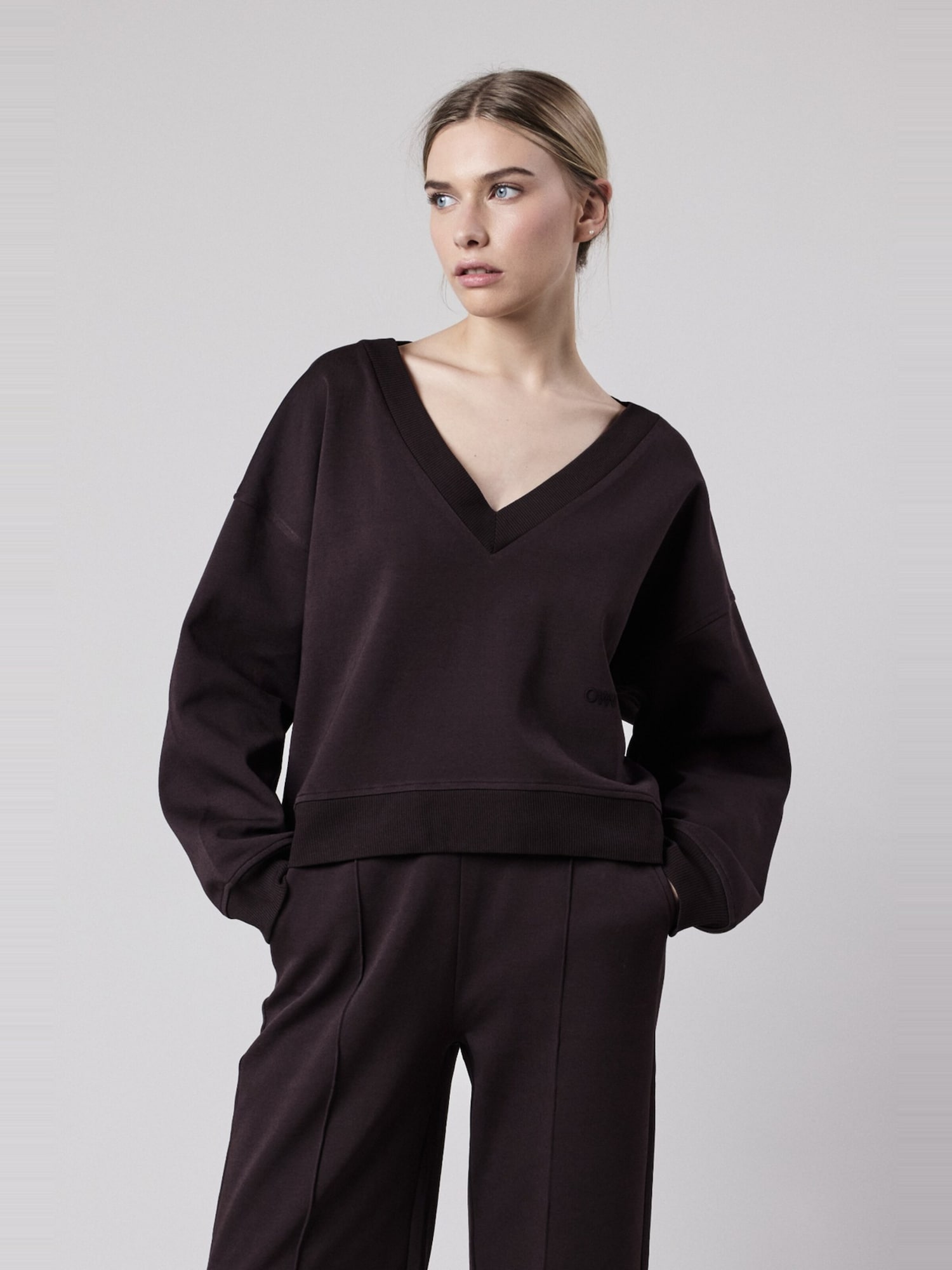 OWN Off With Nature Sweater majica 'Felpa Scollo a V Loose Fit in Interlock Wood' tamno smeđa