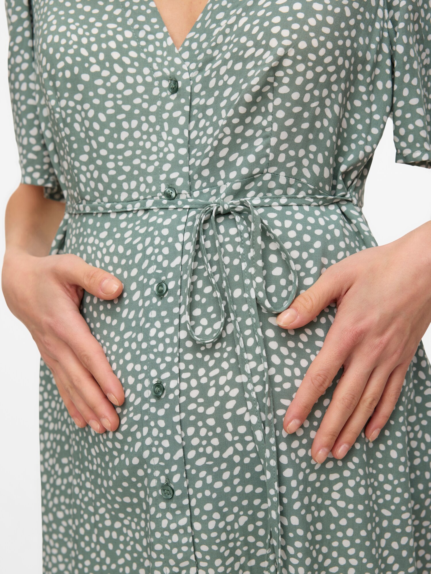 Vero Moda Maternity Šaty 'VMMAlba' mätová / biela (obrázok 3)