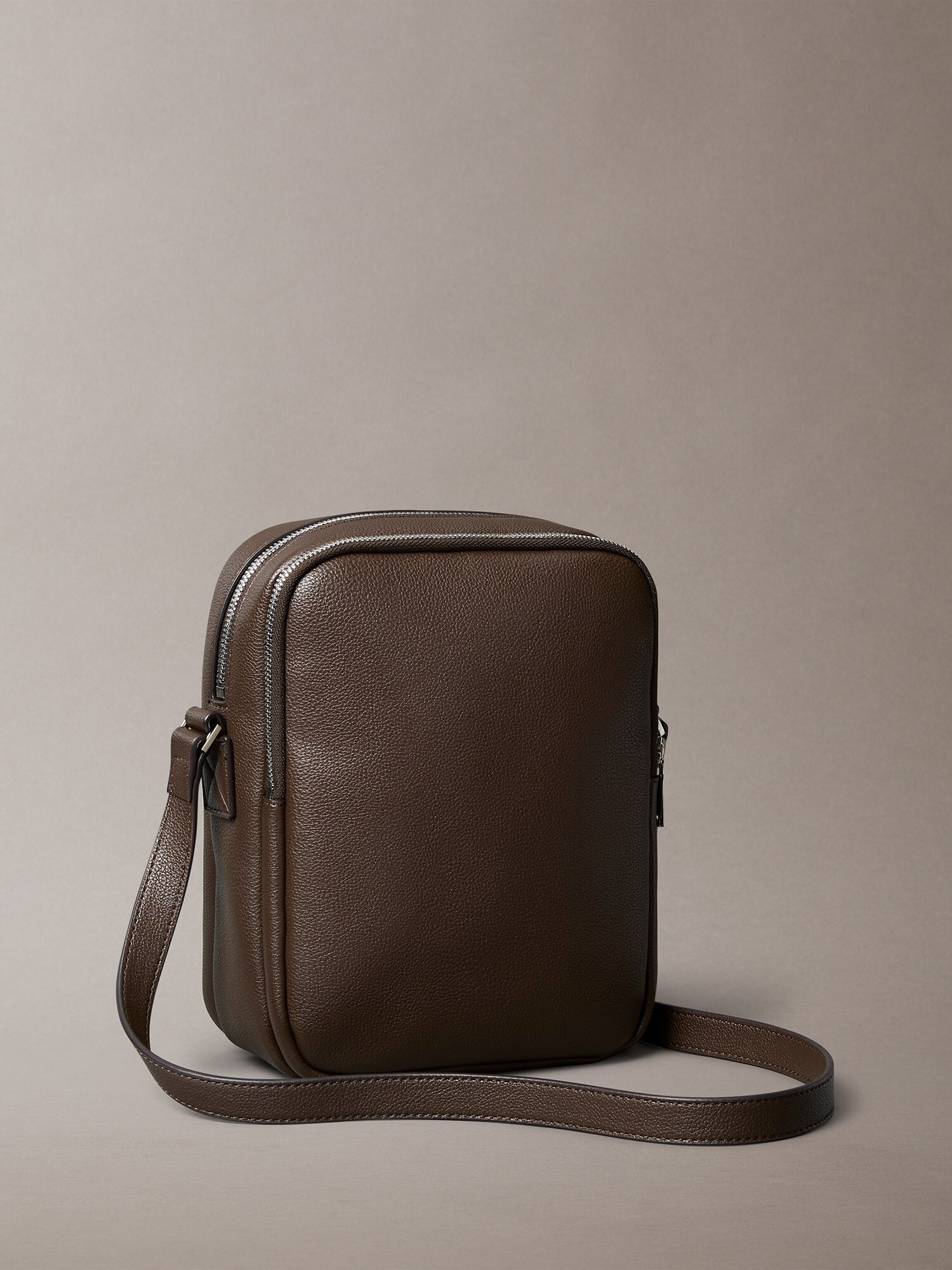 Calvin Klein Válltáska  sötét barna termék 2. képe
